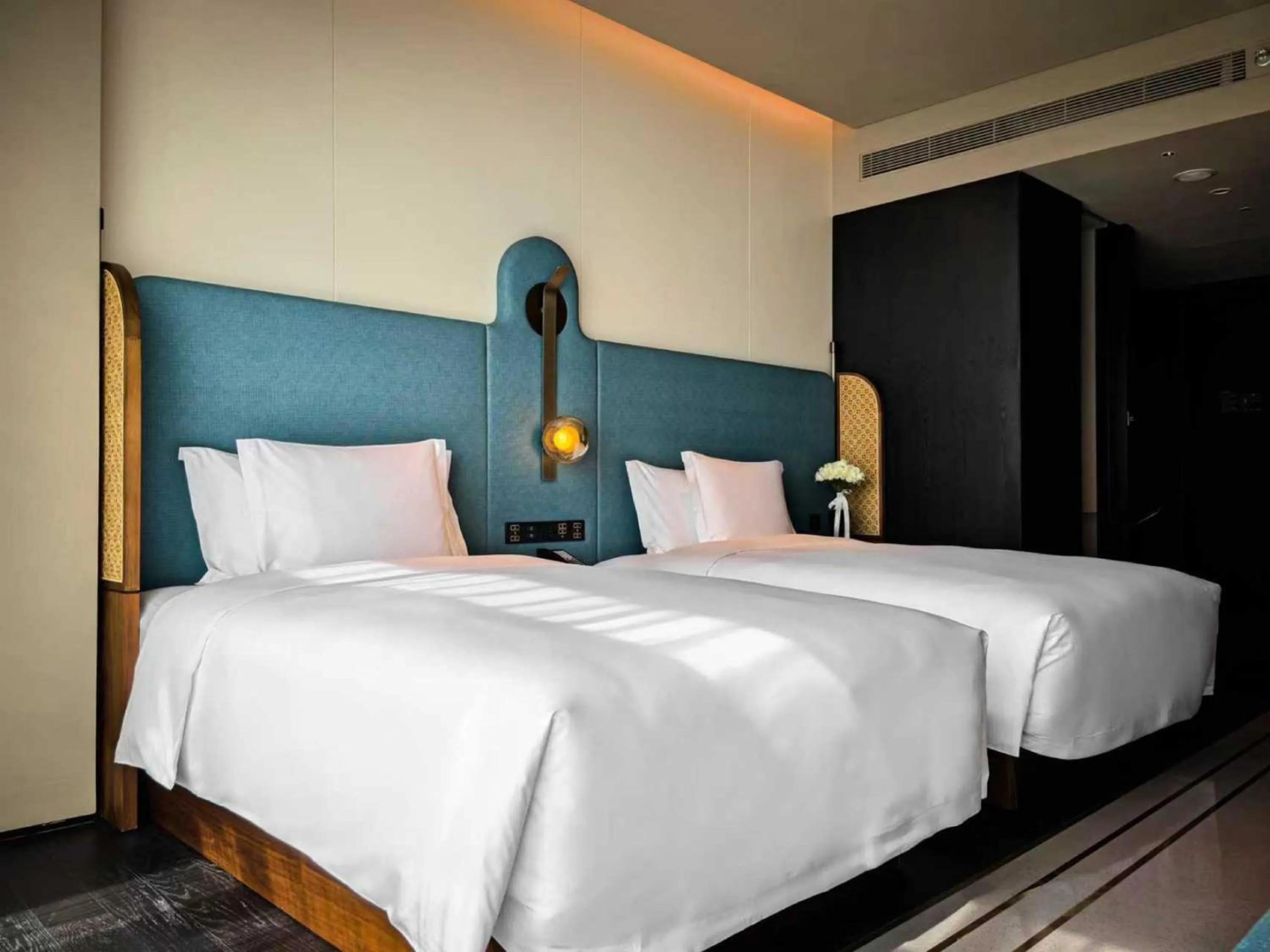 Photo of the whole room, Bed in Hotel Indigo Zhuhai Xiangzhou by IHG