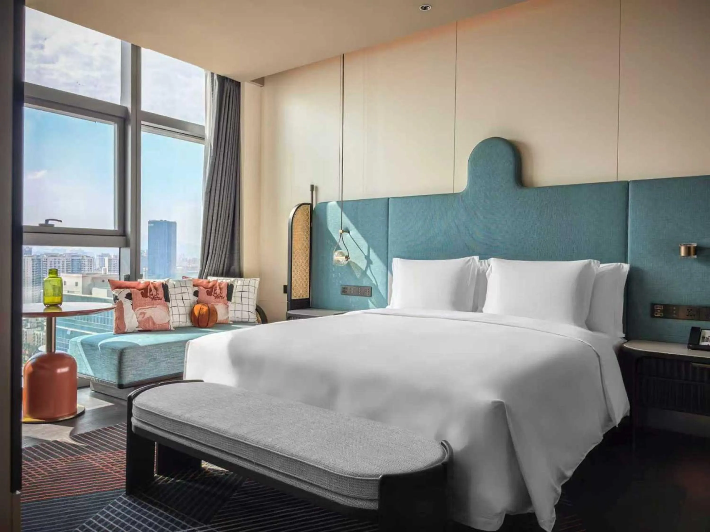 Photo of the whole room, Bed in Hotel Indigo Zhuhai Xiangzhou by IHG