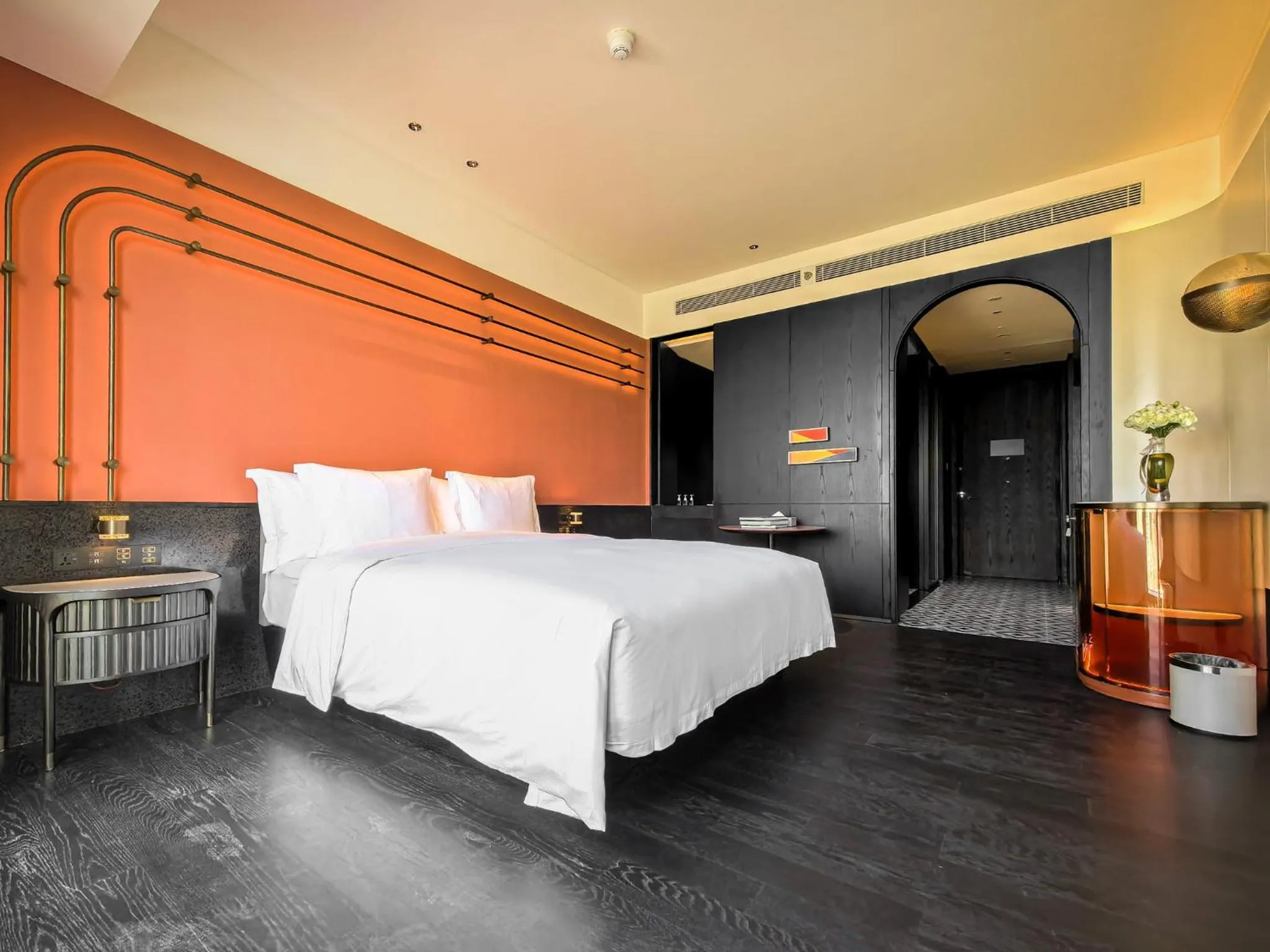 Photo of the whole room, Bed in Hotel Indigo Zhuhai Xiangzhou by IHG