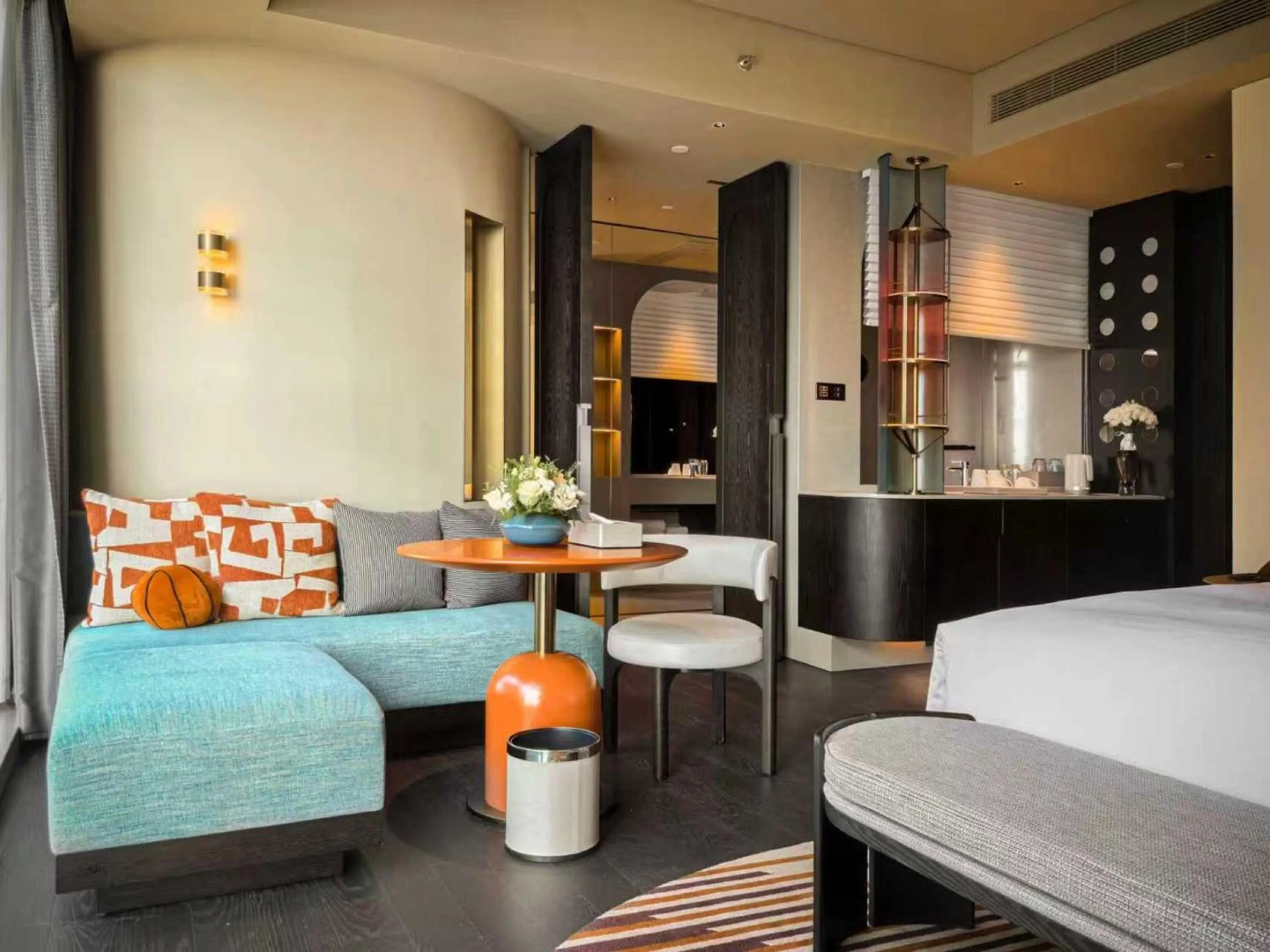 Photo of the whole room, Bed in Hotel Indigo Zhuhai Xiangzhou by IHG