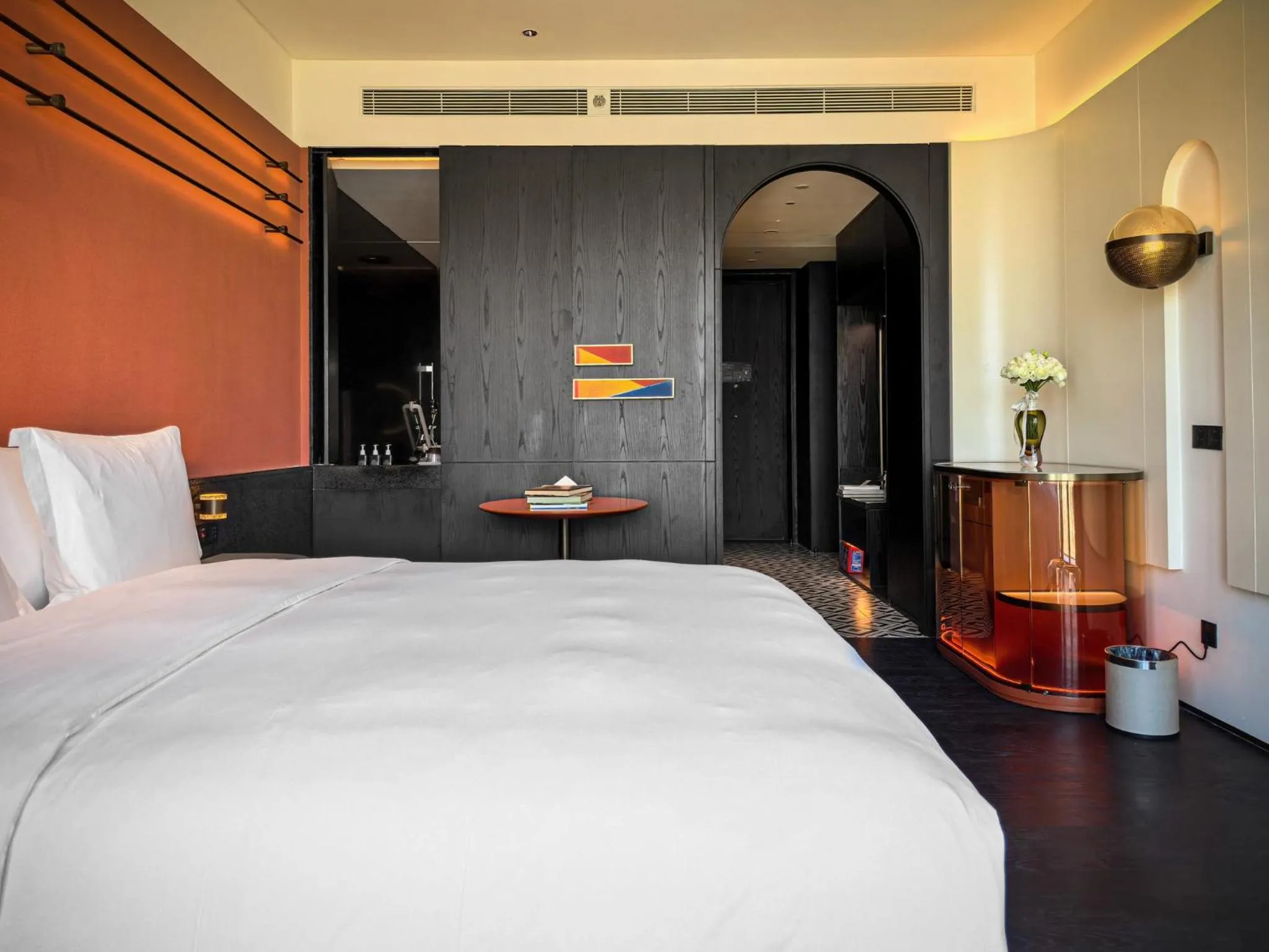 Photo of the whole room, Bed in Hotel Indigo Zhuhai Xiangzhou by IHG
