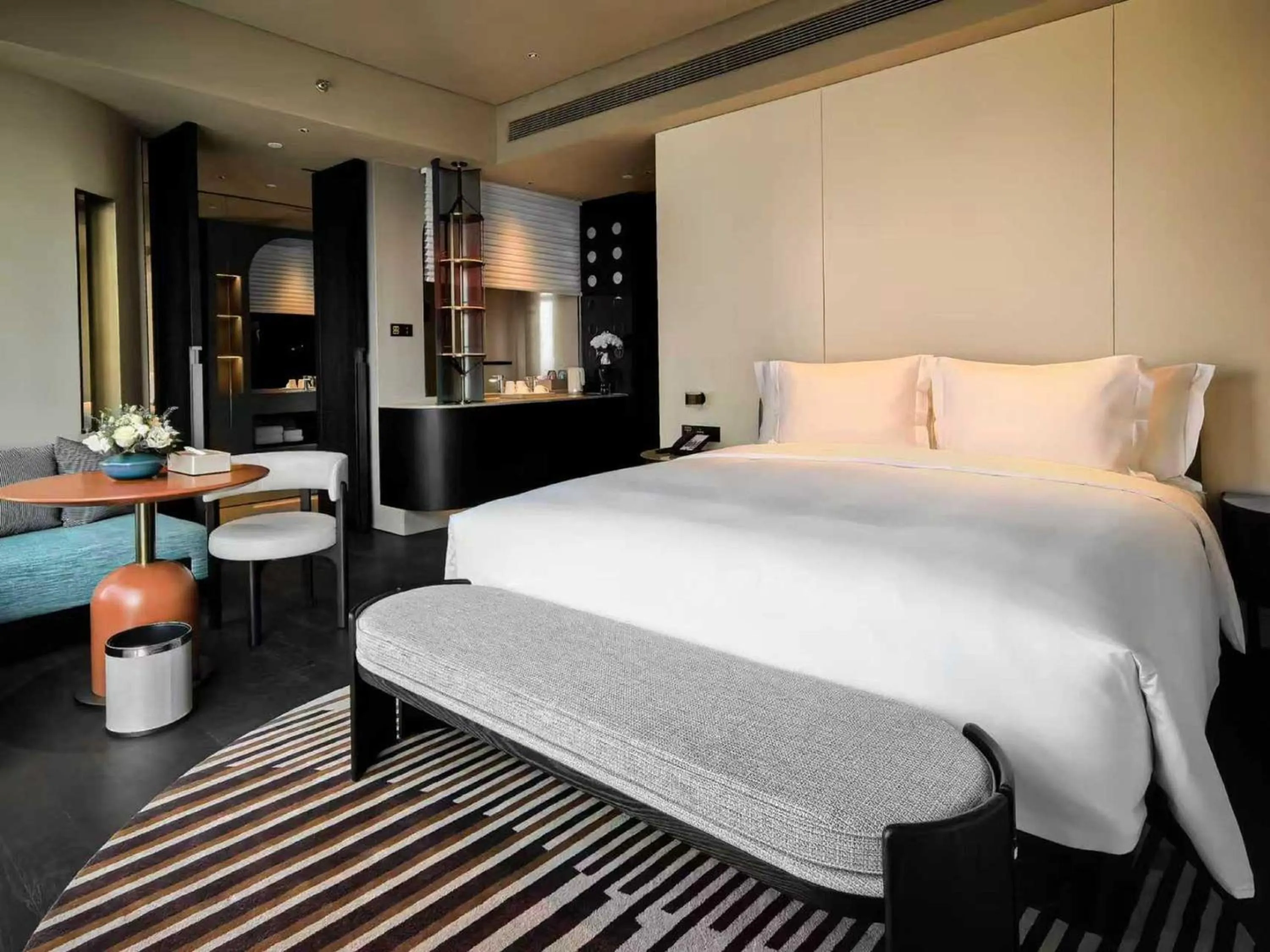 Photo of the whole room, Bed in Hotel Indigo Zhuhai Xiangzhou by IHG