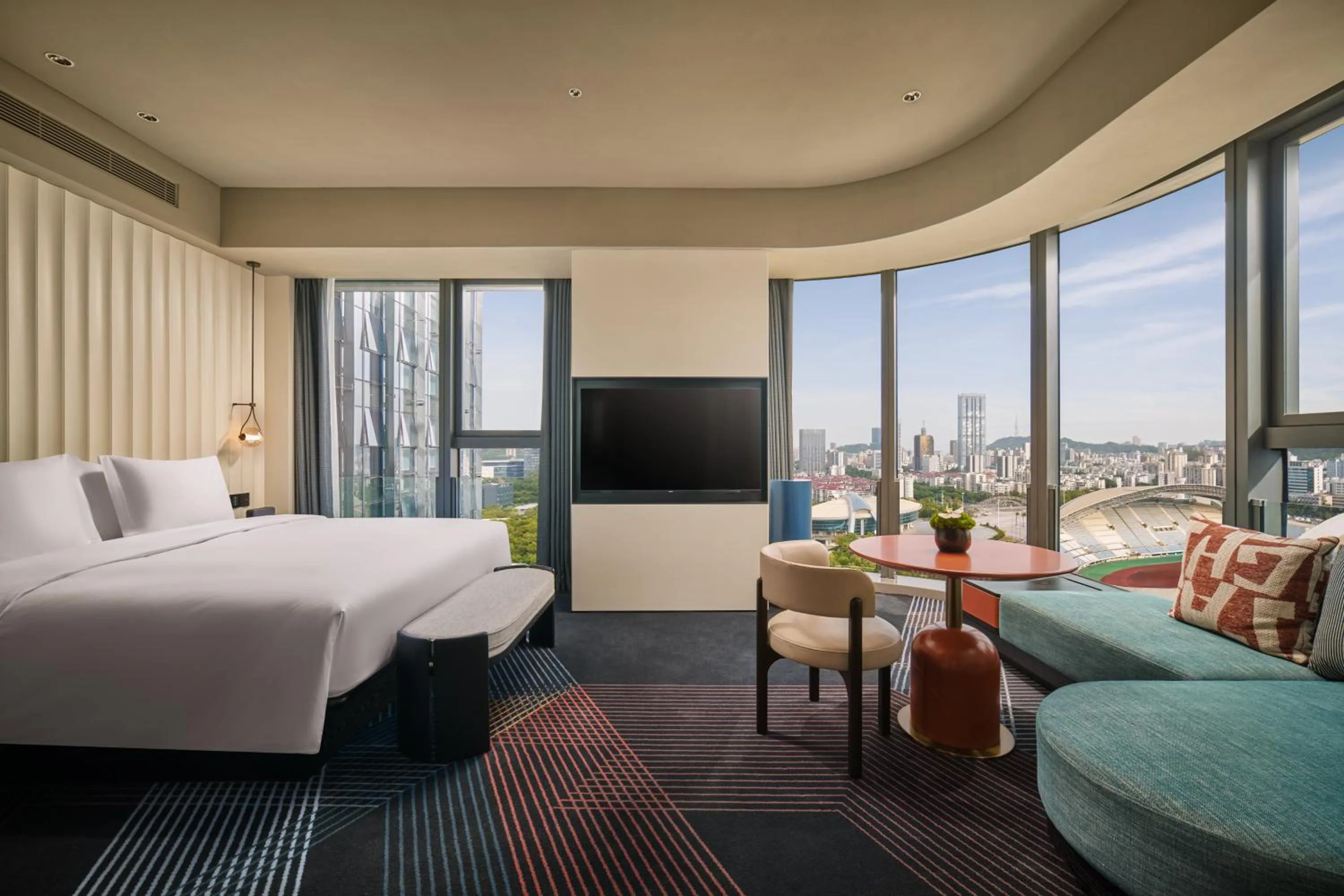 Photo of the whole room, Bed in Hotel Indigo Zhuhai Xiangzhou by IHG