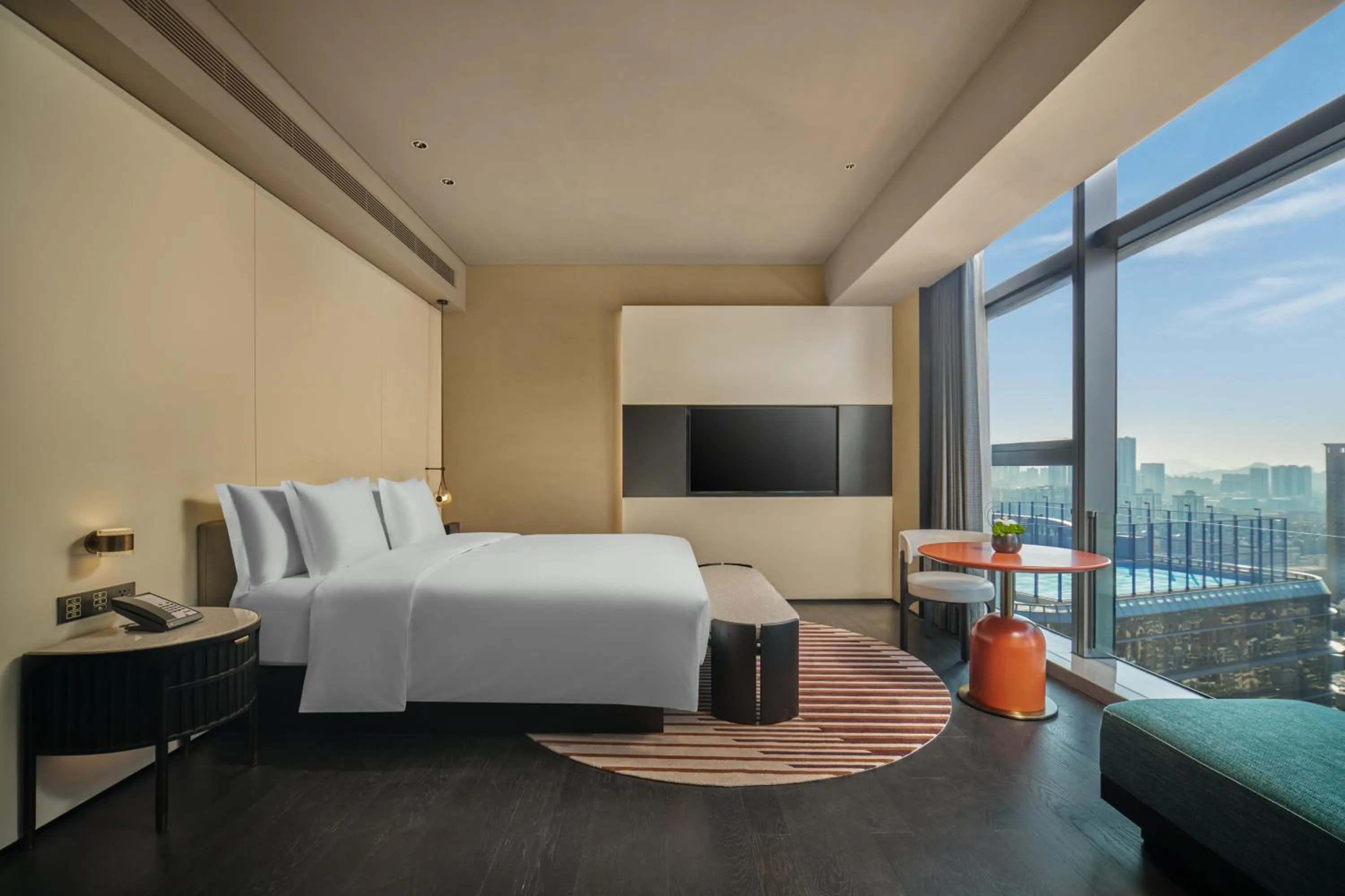 Photo of the whole room, Bed in Hotel Indigo Zhuhai Xiangzhou by IHG