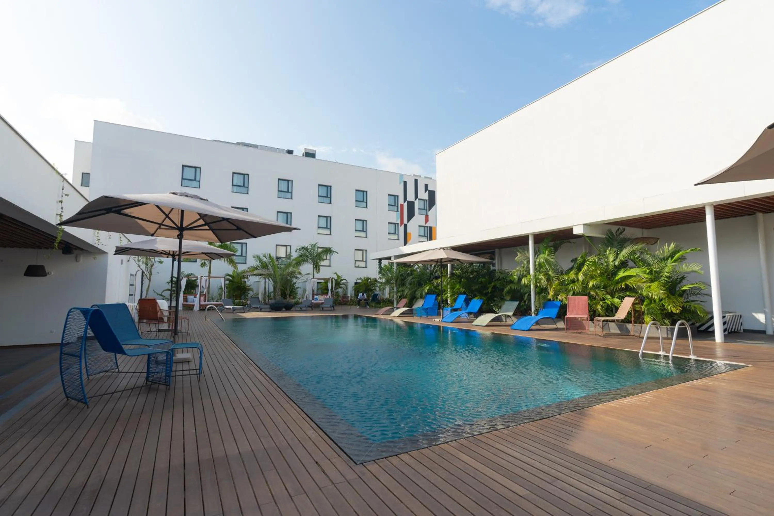 Swimming pool in ONOMO Hotel Abidjan
