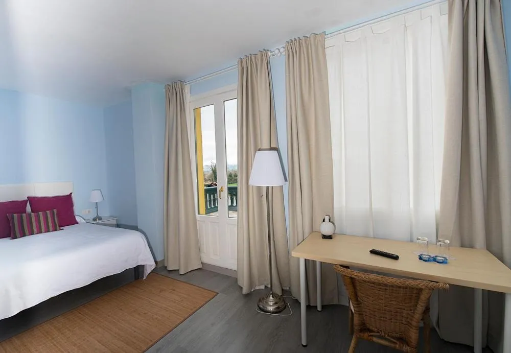 Photo of the whole room, Bed in Hotel Valle del Oja