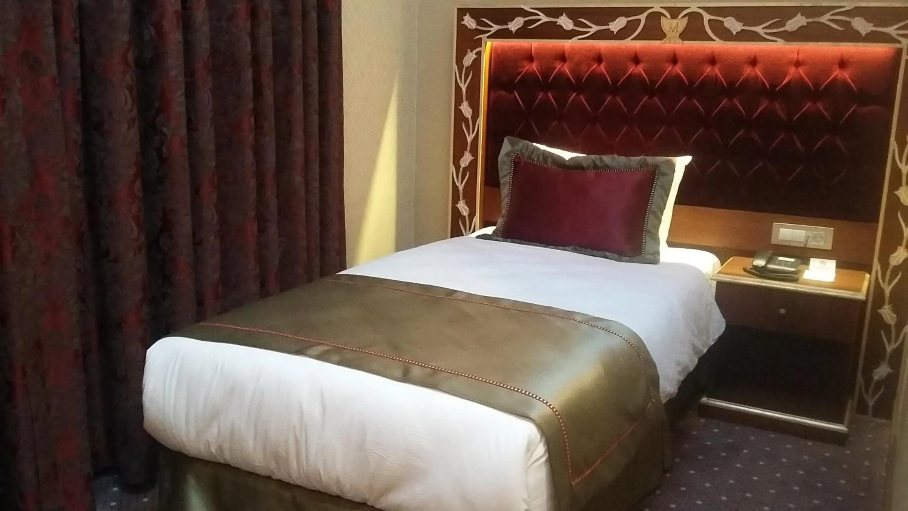 Bed in MB Deluxe Hotel