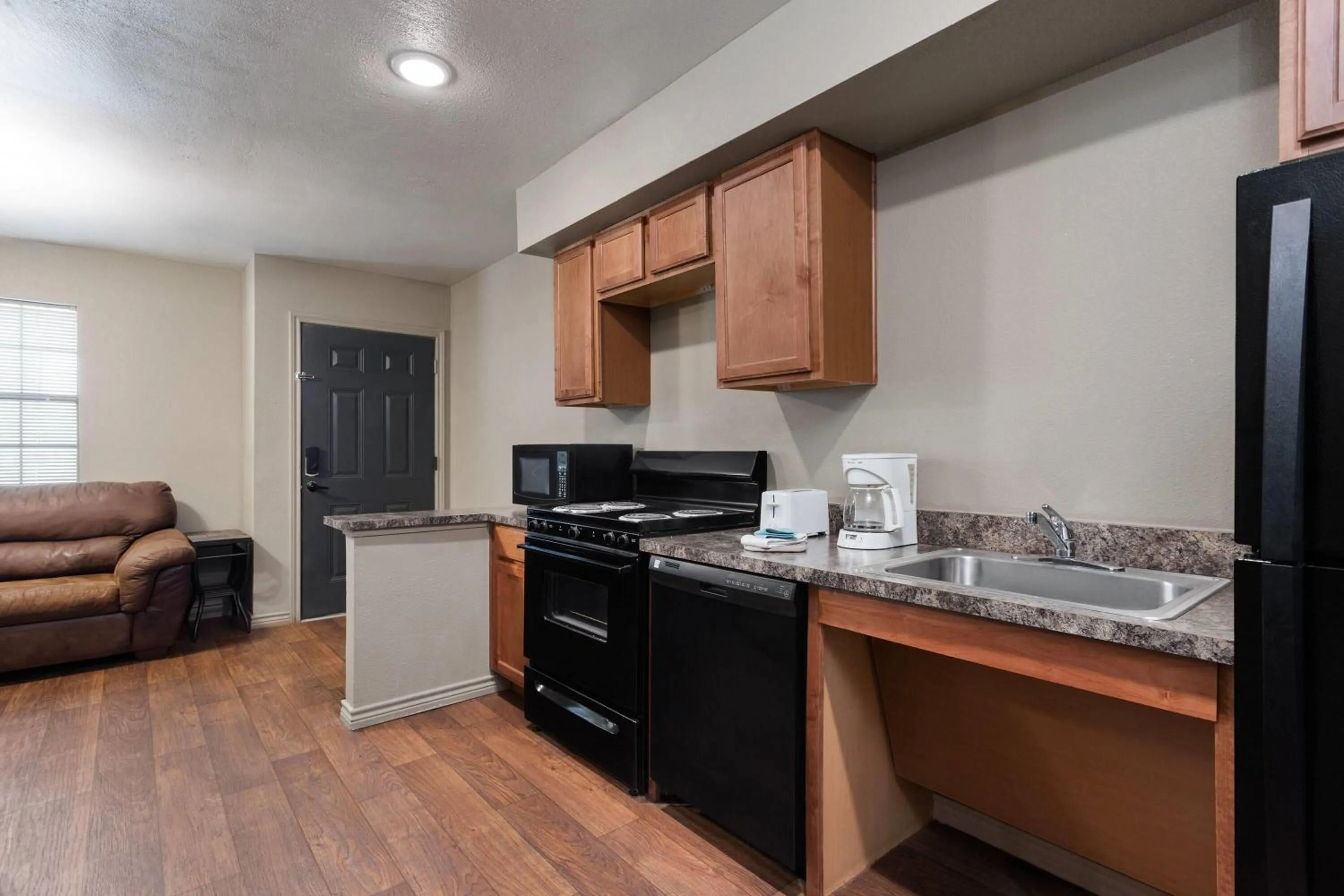 Kitchen or kitchenette in Eagle's Den Suites Big Spring a Travelodge by Wyndham