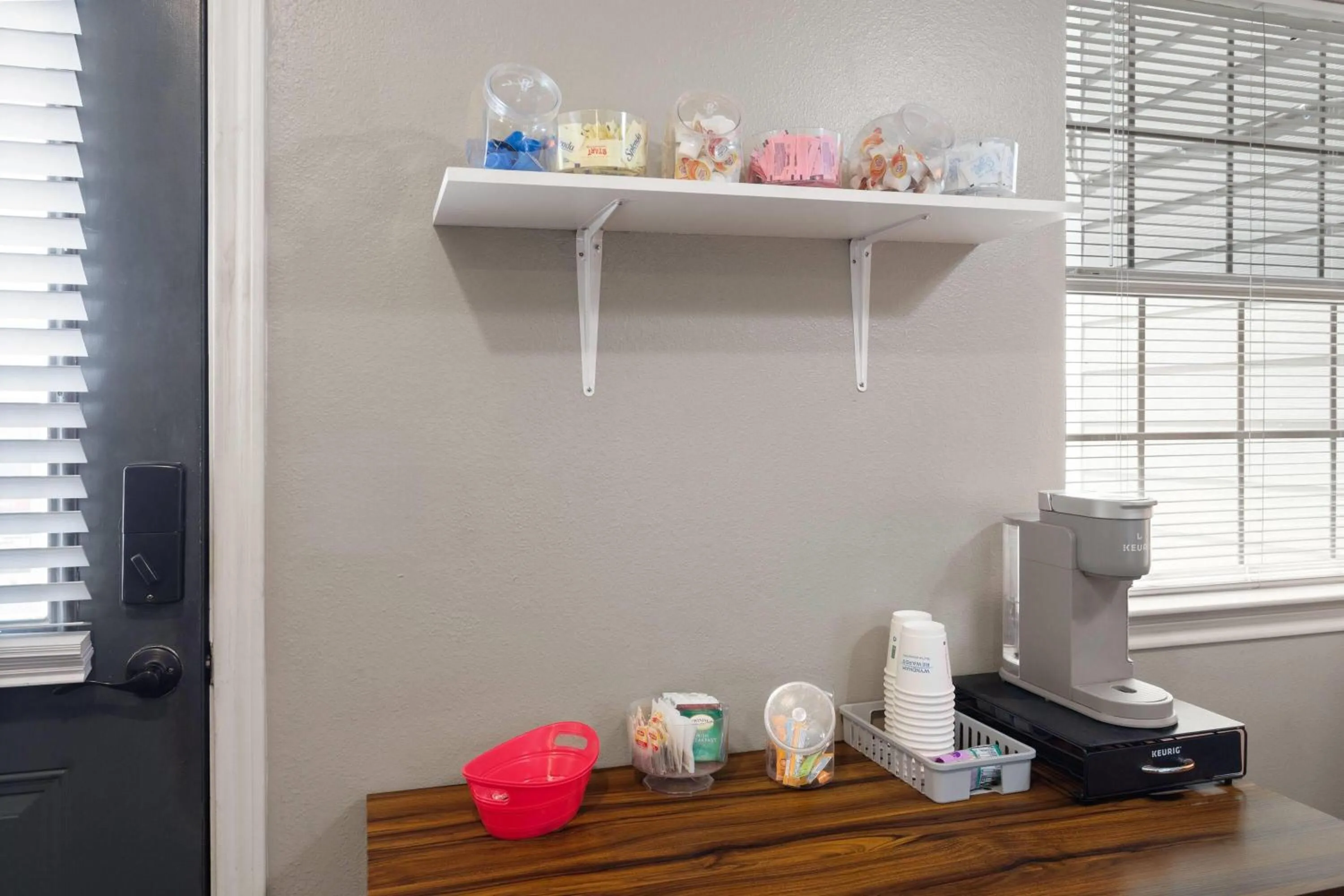 Coffee/tea facilities in Eagle's Den Suites Big Spring a Travelodge by Wyndham