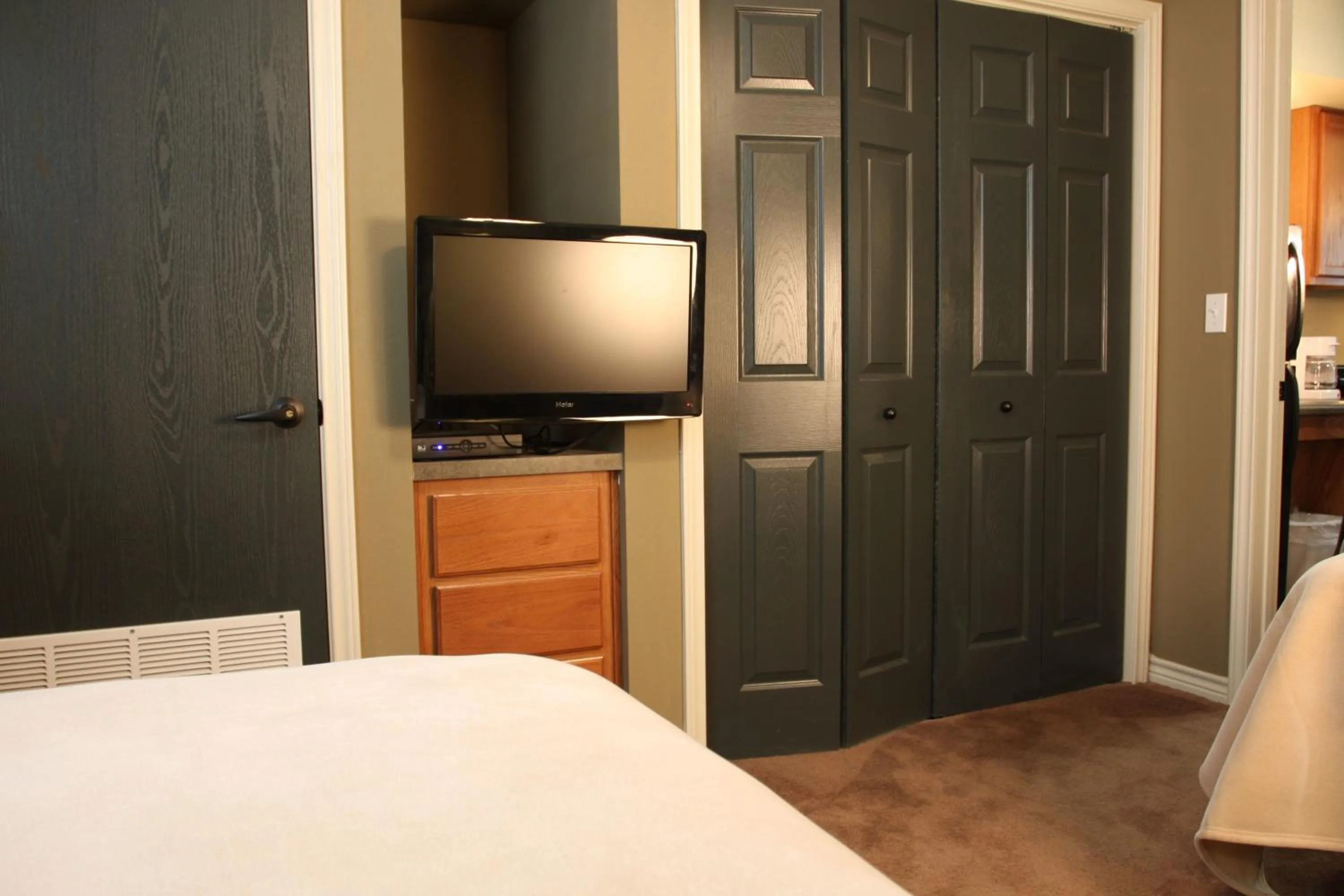 TV and multimedia, Bed in Eagle's Den Suites Big Spring a Travelodge by Wyndham