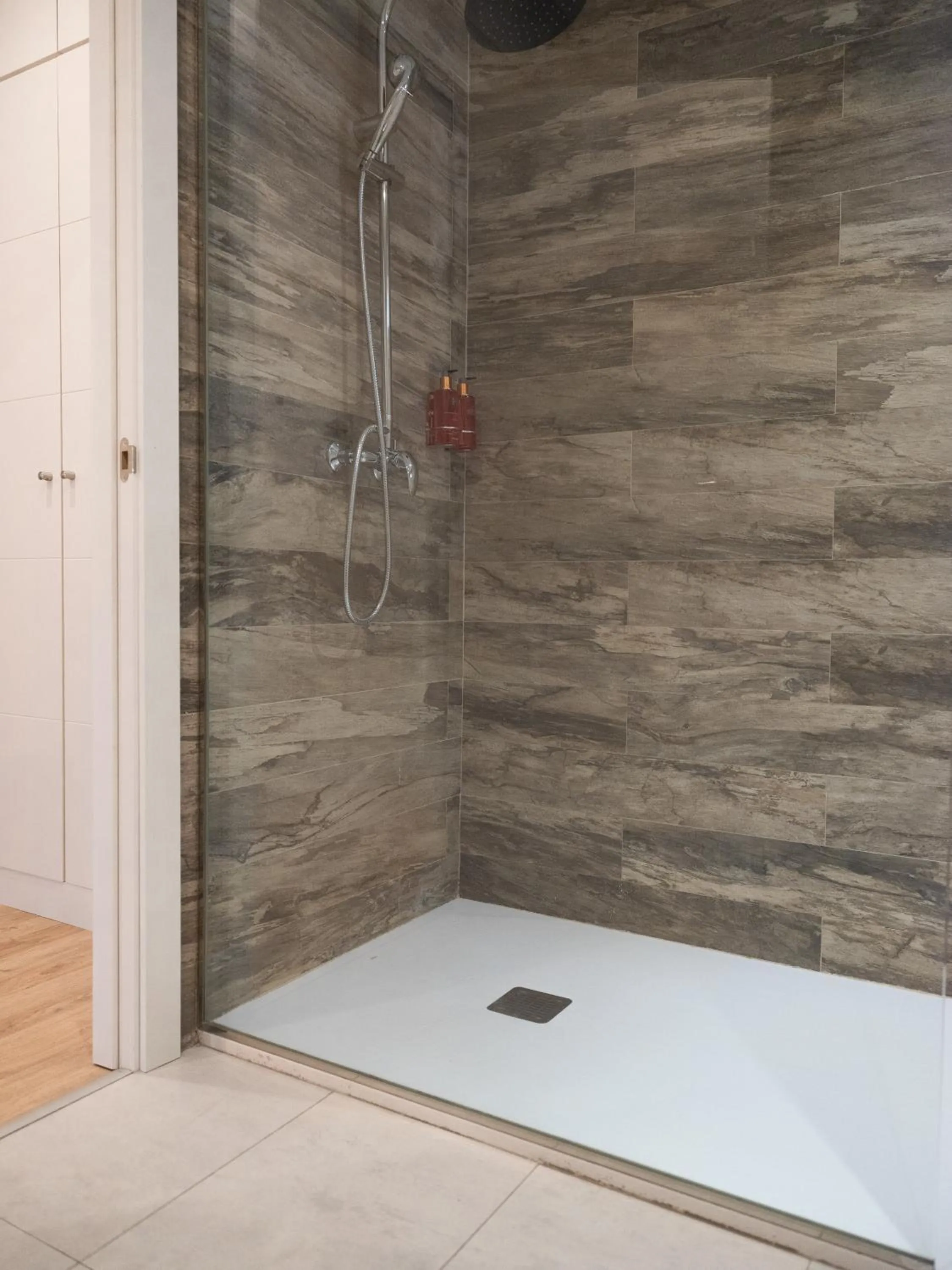 Shower in Slow Suites Luchana