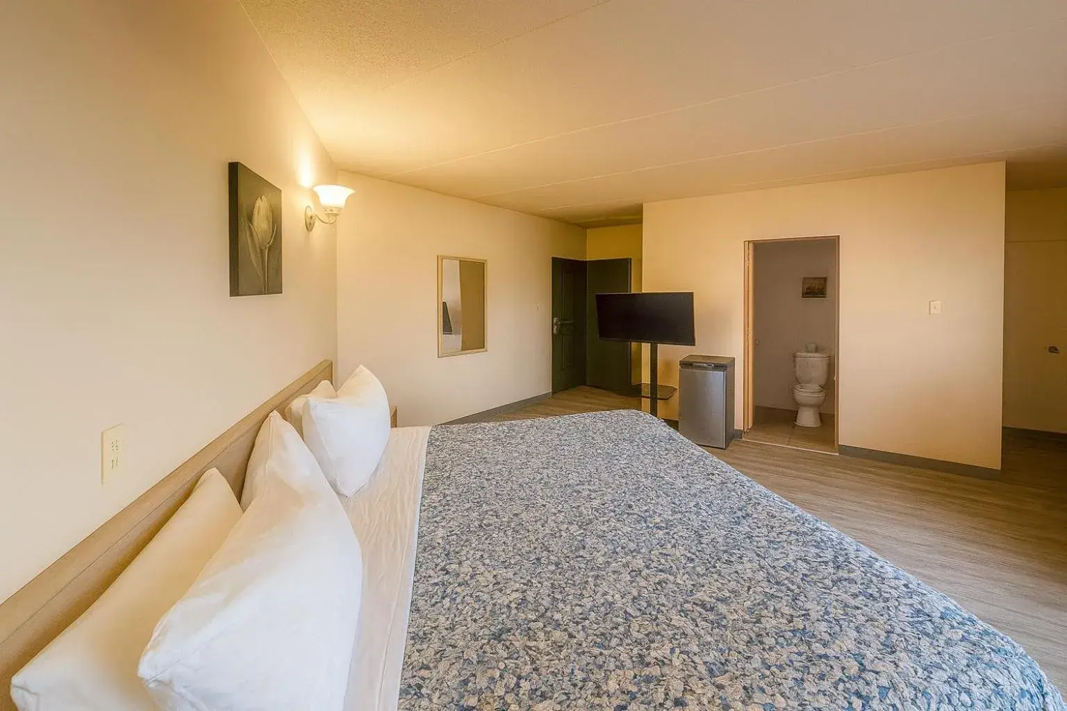 Junior Suite King Bed in Motel St-Eustache Junior Suite King Bed in Motel St-Eustache