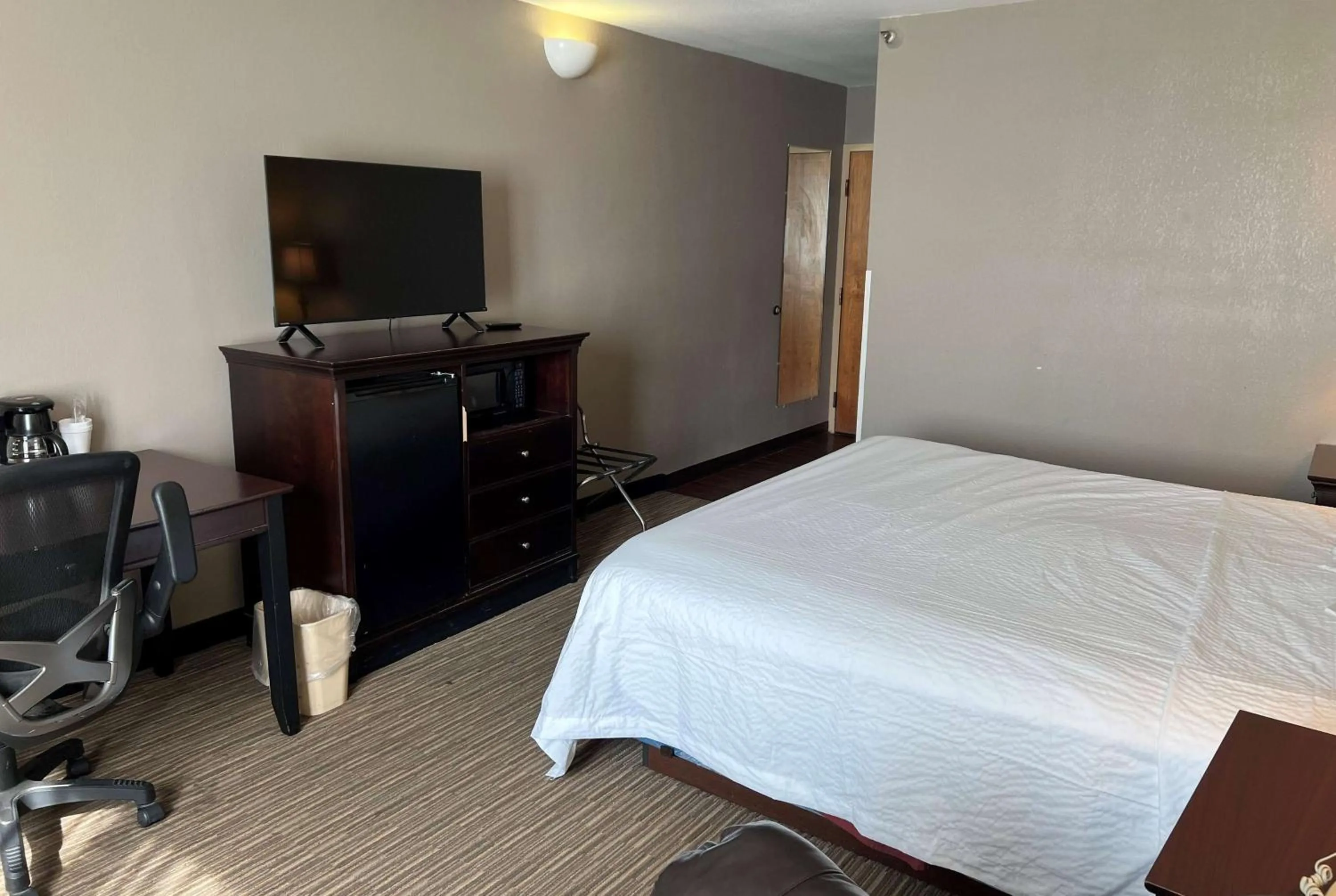 Photo of the whole room in Days Inn by Wyndham Pittsburg KS