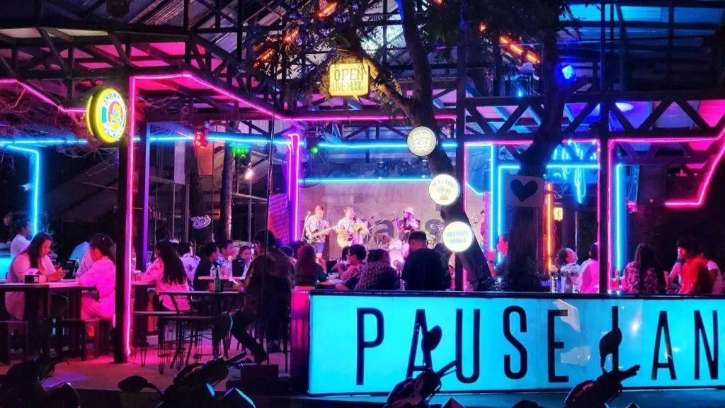 PAUSE Resort & Bar