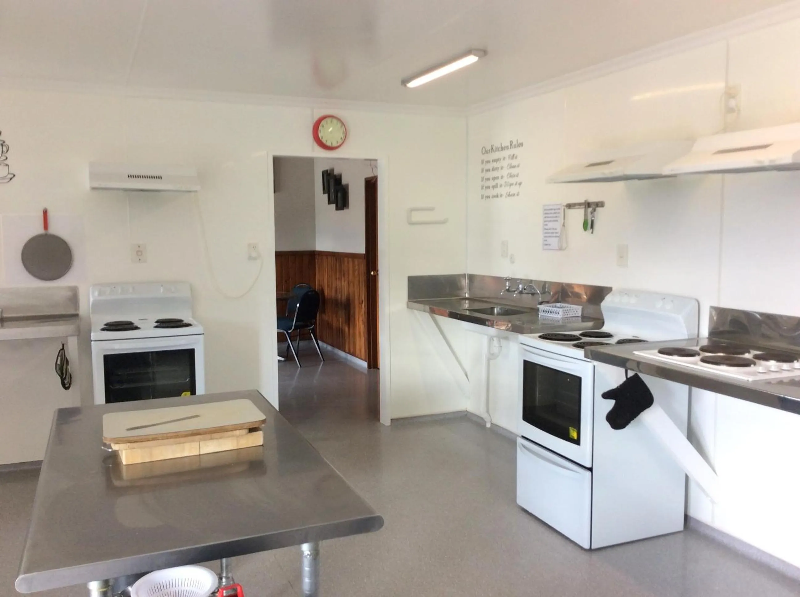 Kitchen or kitchenette in Fiordland Great Views Holiday Park