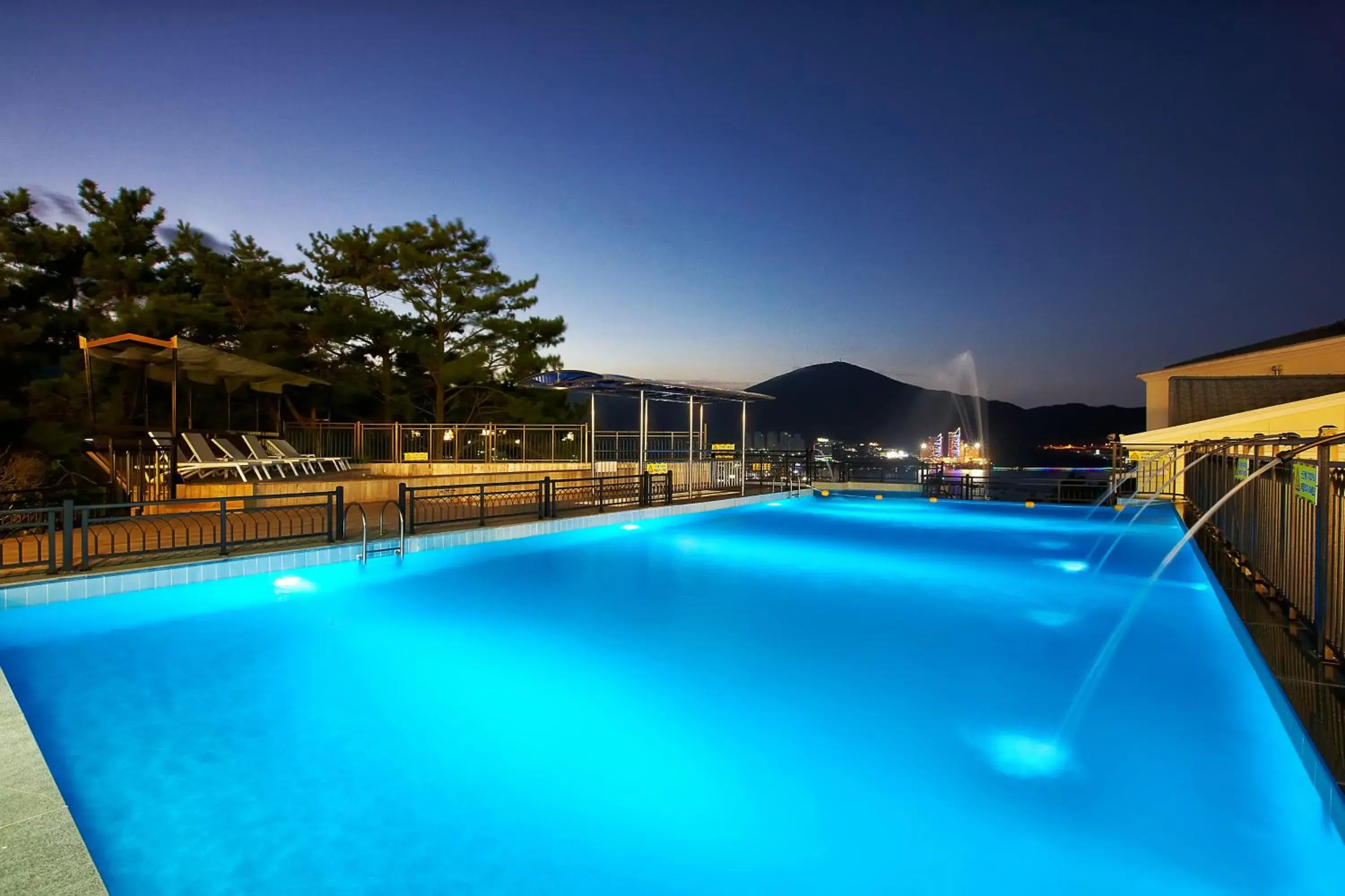 Staycation offer - Deluxe Double Room - Free access to swimming pool for 2 Pax in Dome Hotel Geoje Staycation offer - Deluxe Double Room - Free access to swimming pool for 2 Pax in Dome Hotel Geoje