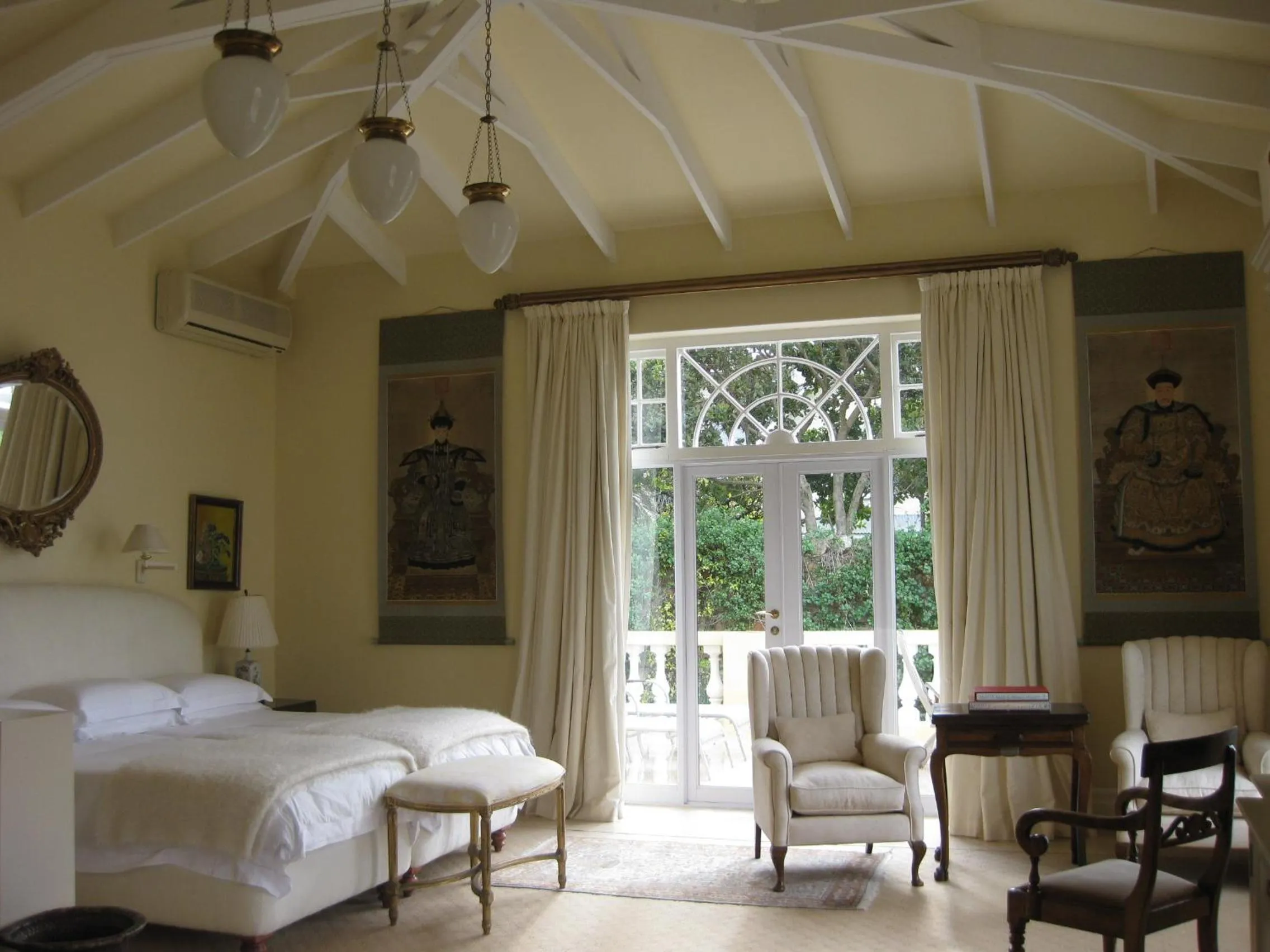Photo of the whole room, Bed in Colona Castle