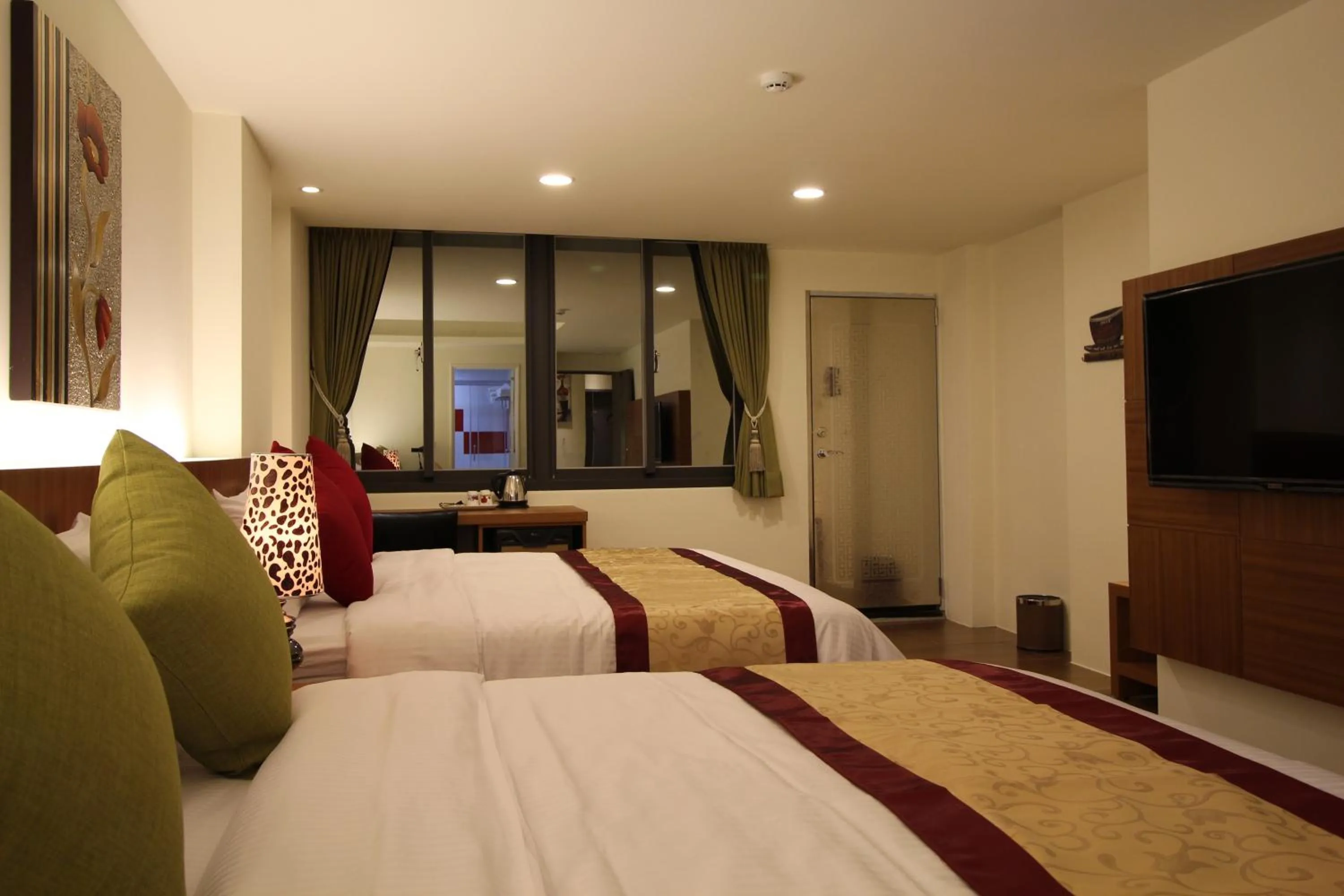 Shower, Bed in Maui B&B