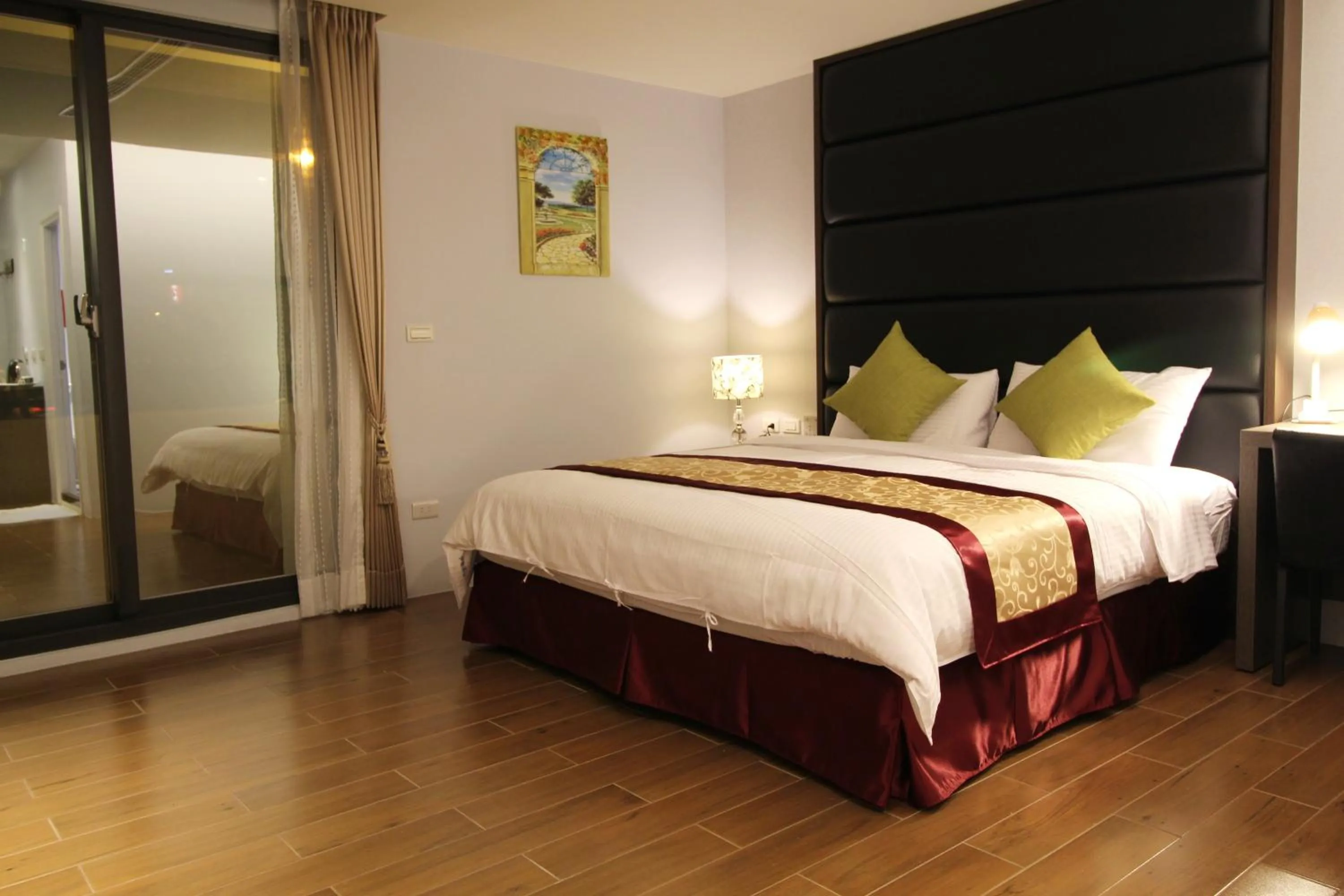 Shower, Bed in Maui B&B