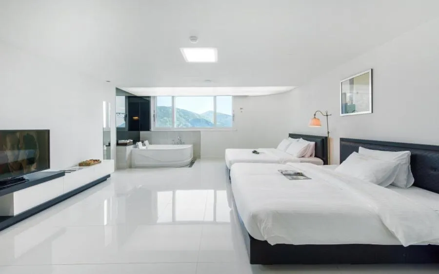 Photo of the whole room, Bed in Doya Hotel Geoje