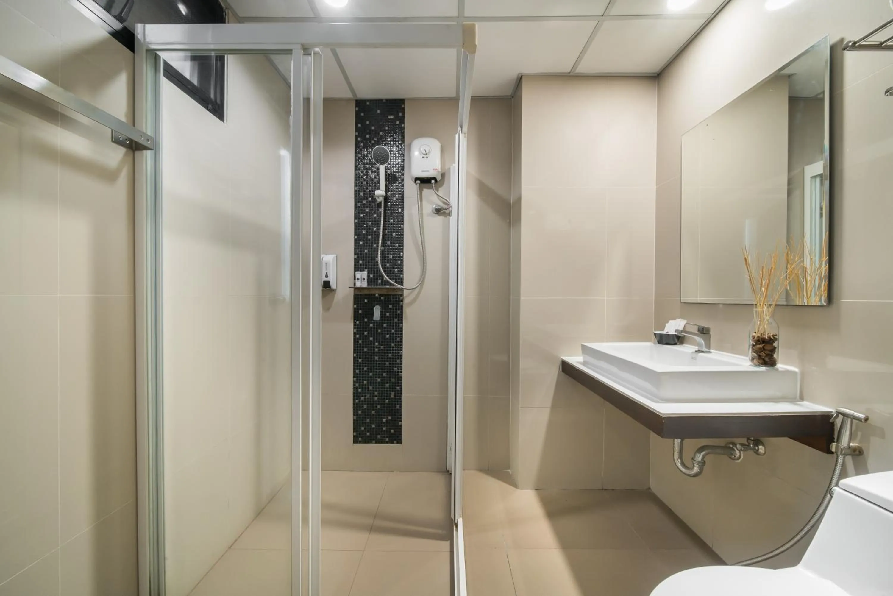 Toilet in De Botan Srinakarin Hotel & Residence