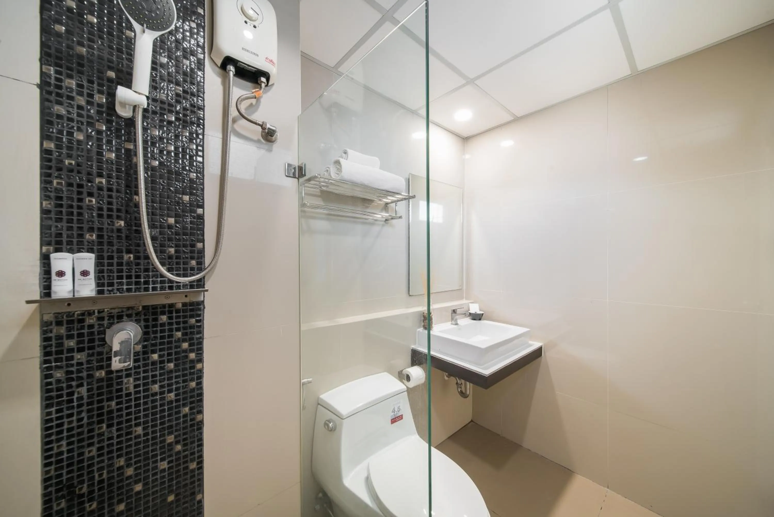 Toilet in De Botan Srinakarin Hotel & Residence