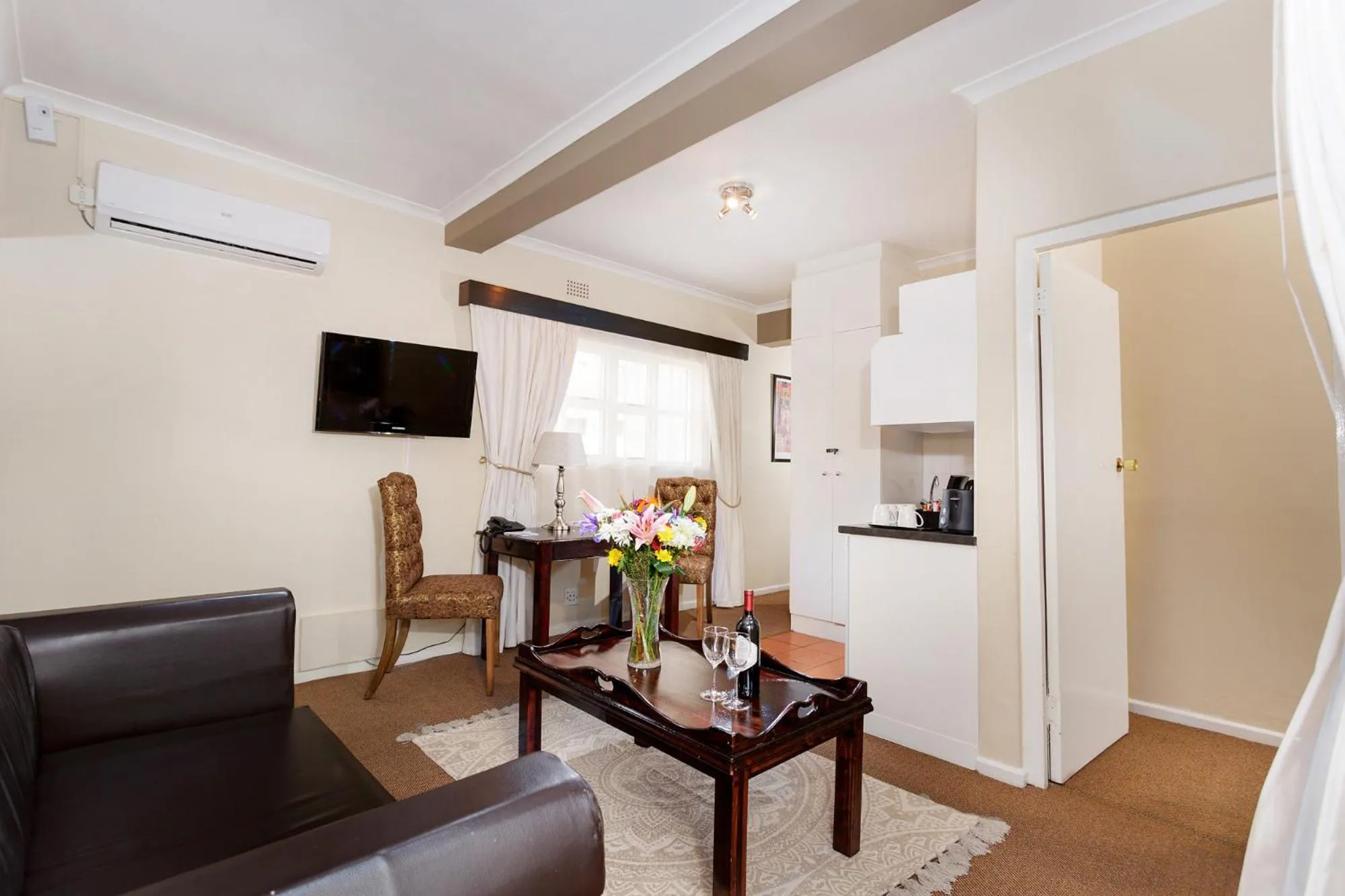 Kitchen or kitchenette, Seating Area in Best Western Cape Suites Hotel