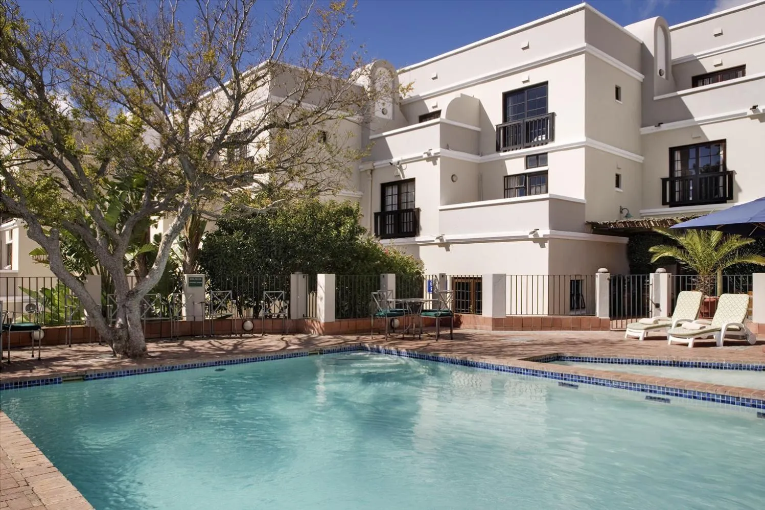 Swimming pool, Property Building in Best Western Cape Suites Hotel