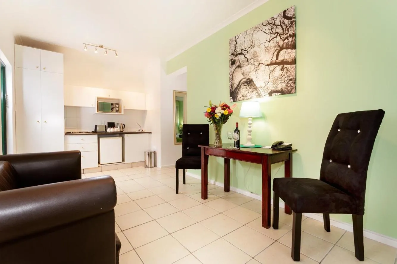 Kitchen or kitchenette, Seating Area in Best Western Cape Suites Hotel
