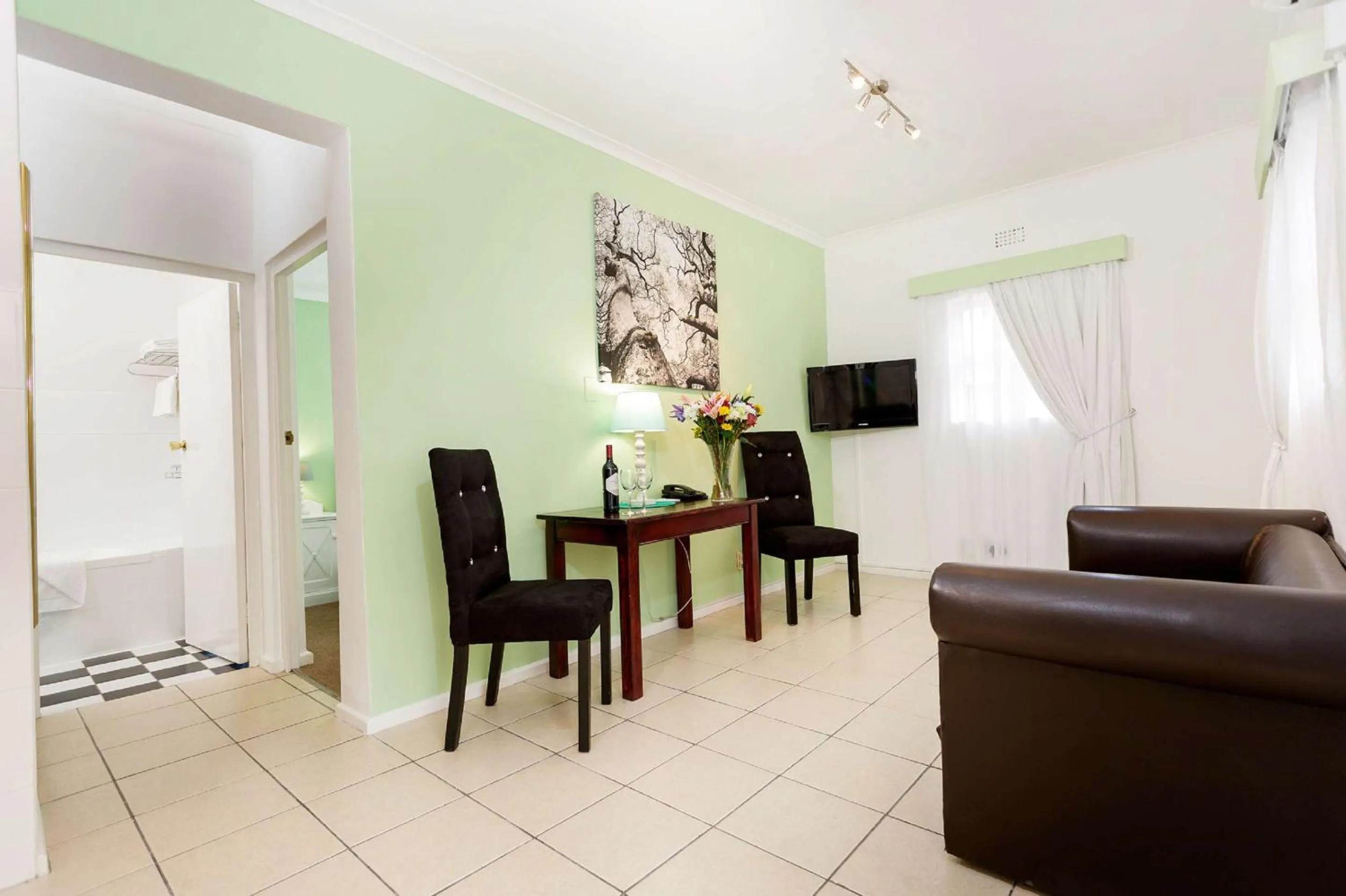 Photo of the whole room, Seating Area in Best Western Cape Suites Hotel