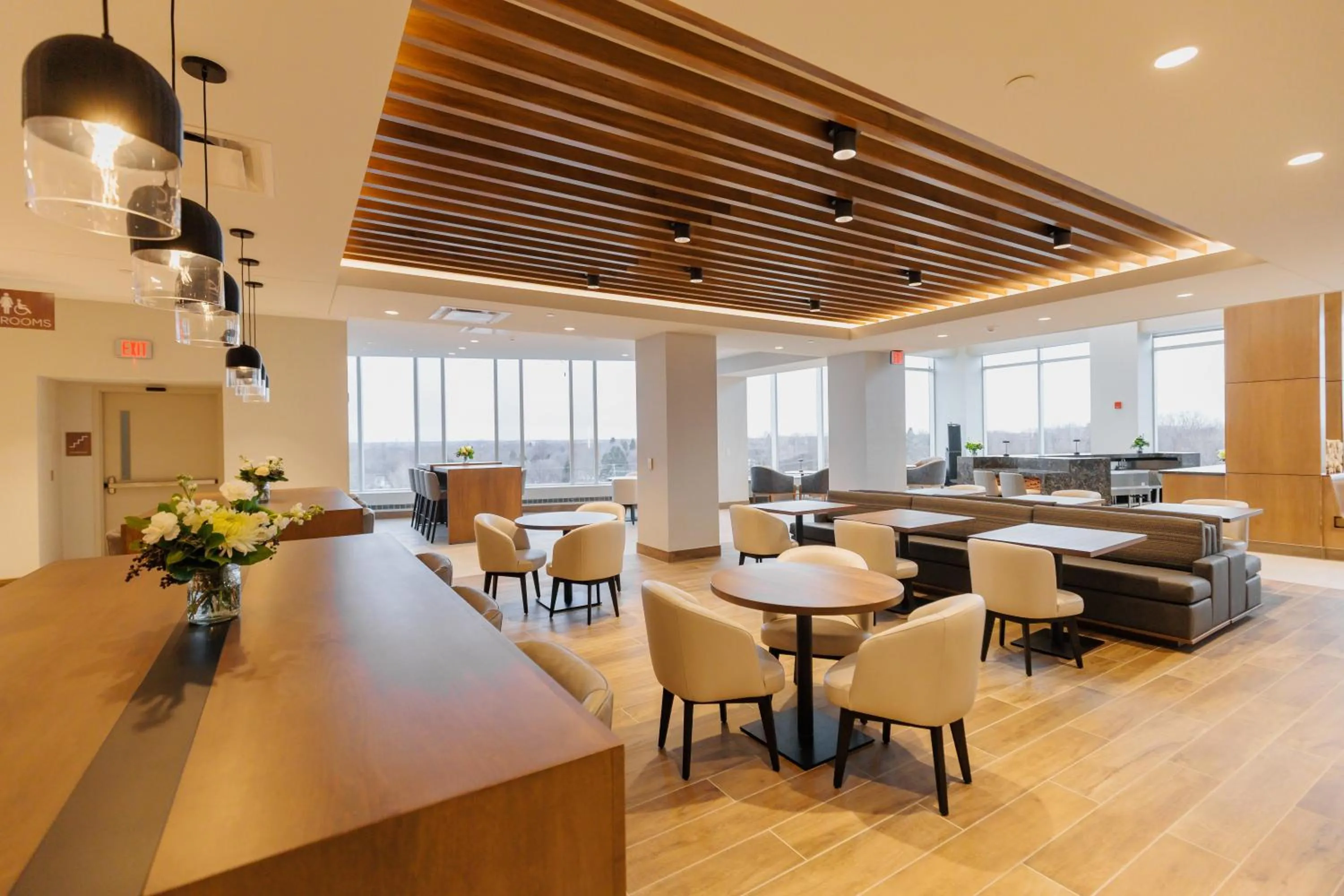 Restaurant/places to eat in Highpoint Hotel