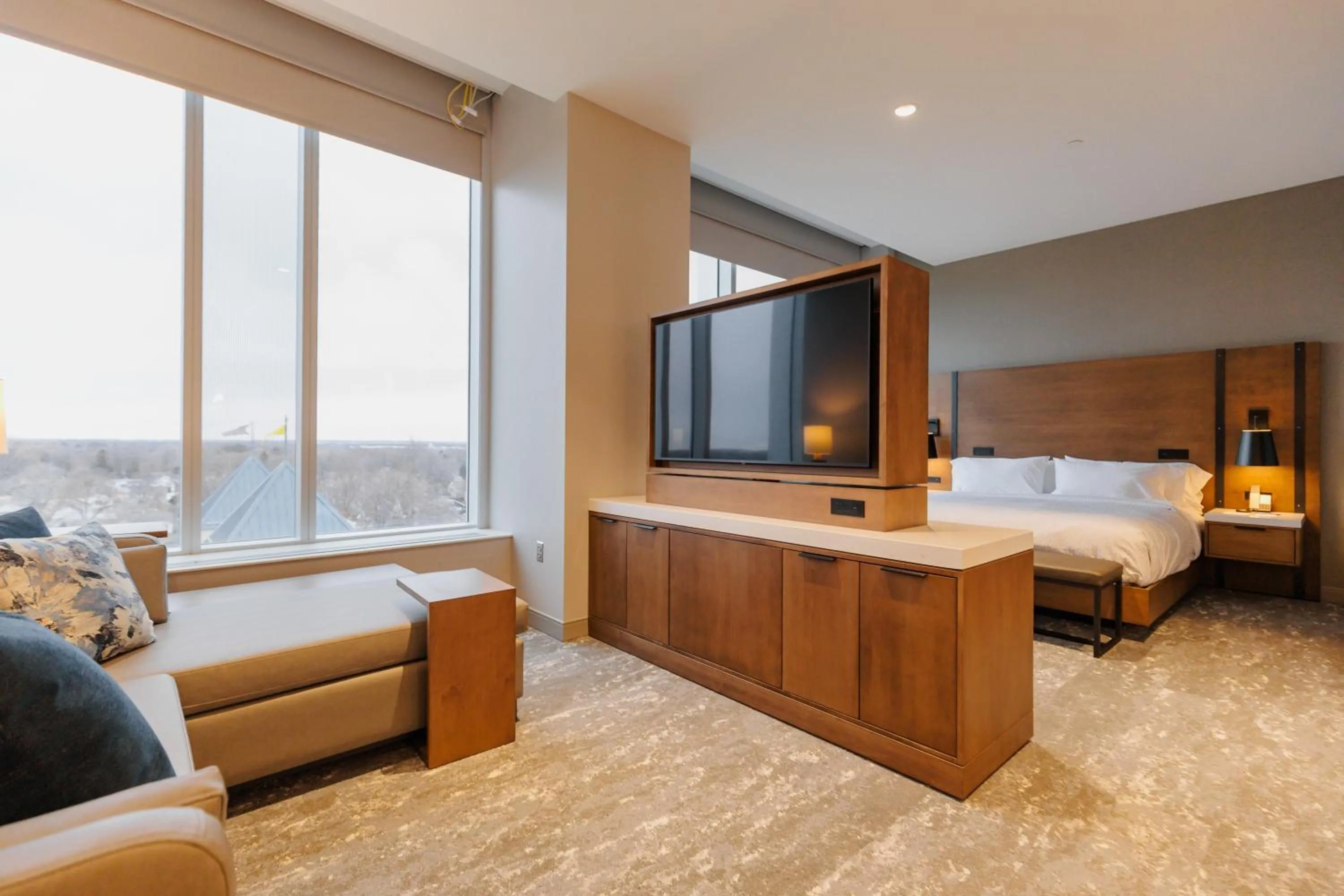 TV and multimedia, Bed in Highpoint Hotel