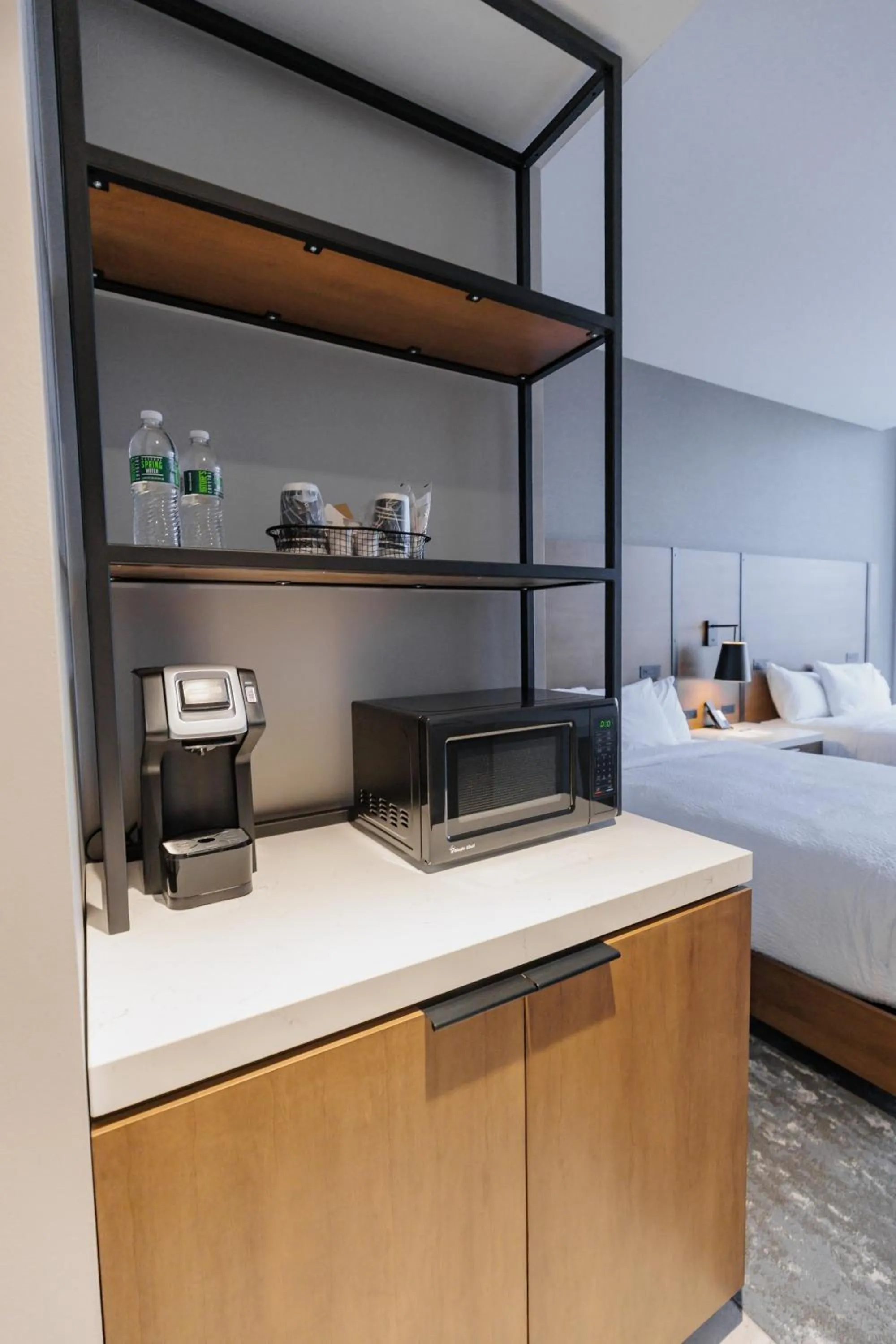 microwave, Bed in Highpoint Hotel
