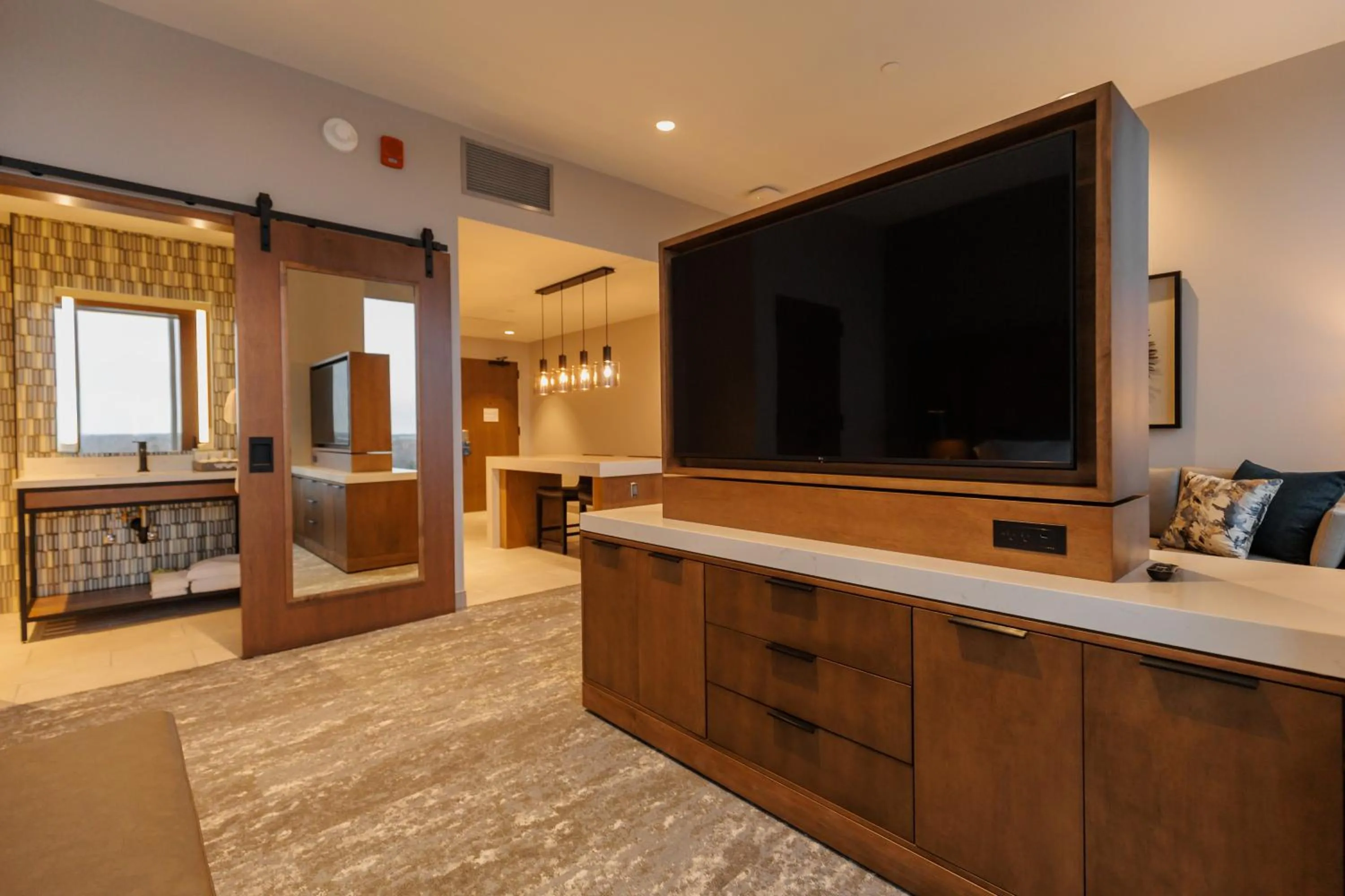 TV and multimedia in Highpoint Hotel