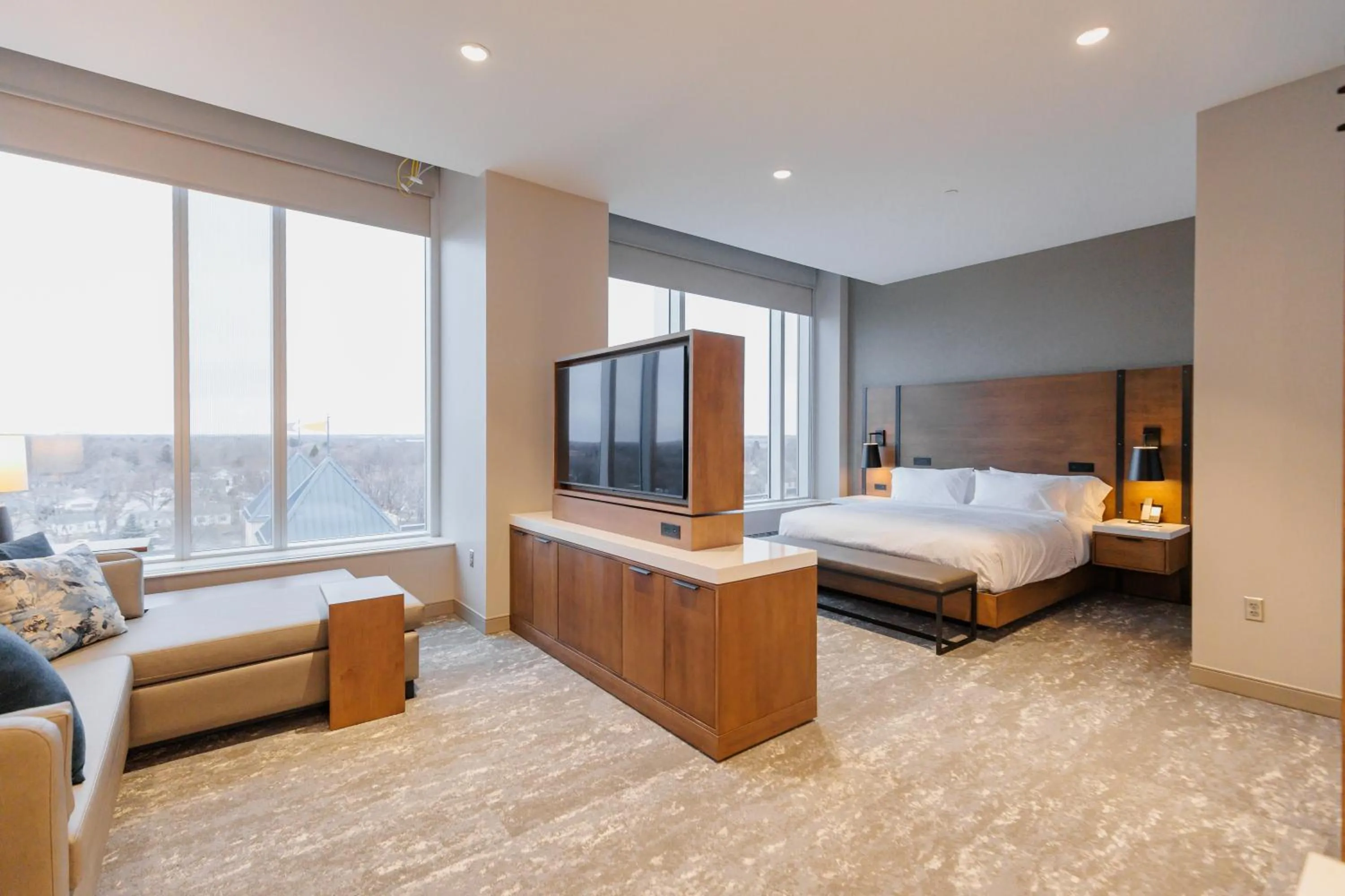 Photo of the whole room, Bed in Highpoint Hotel