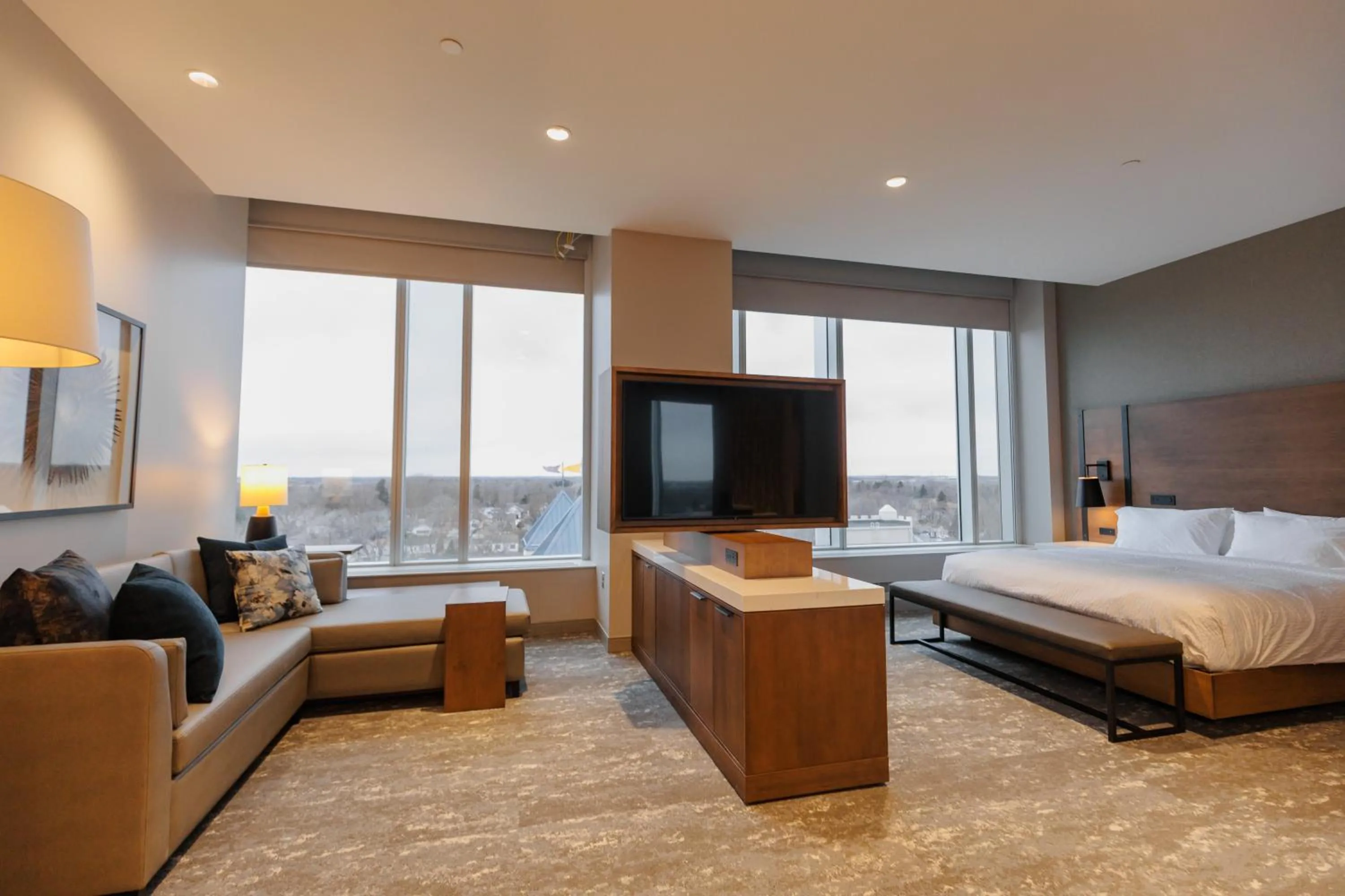 Living room, Bed in Highpoint Hotel