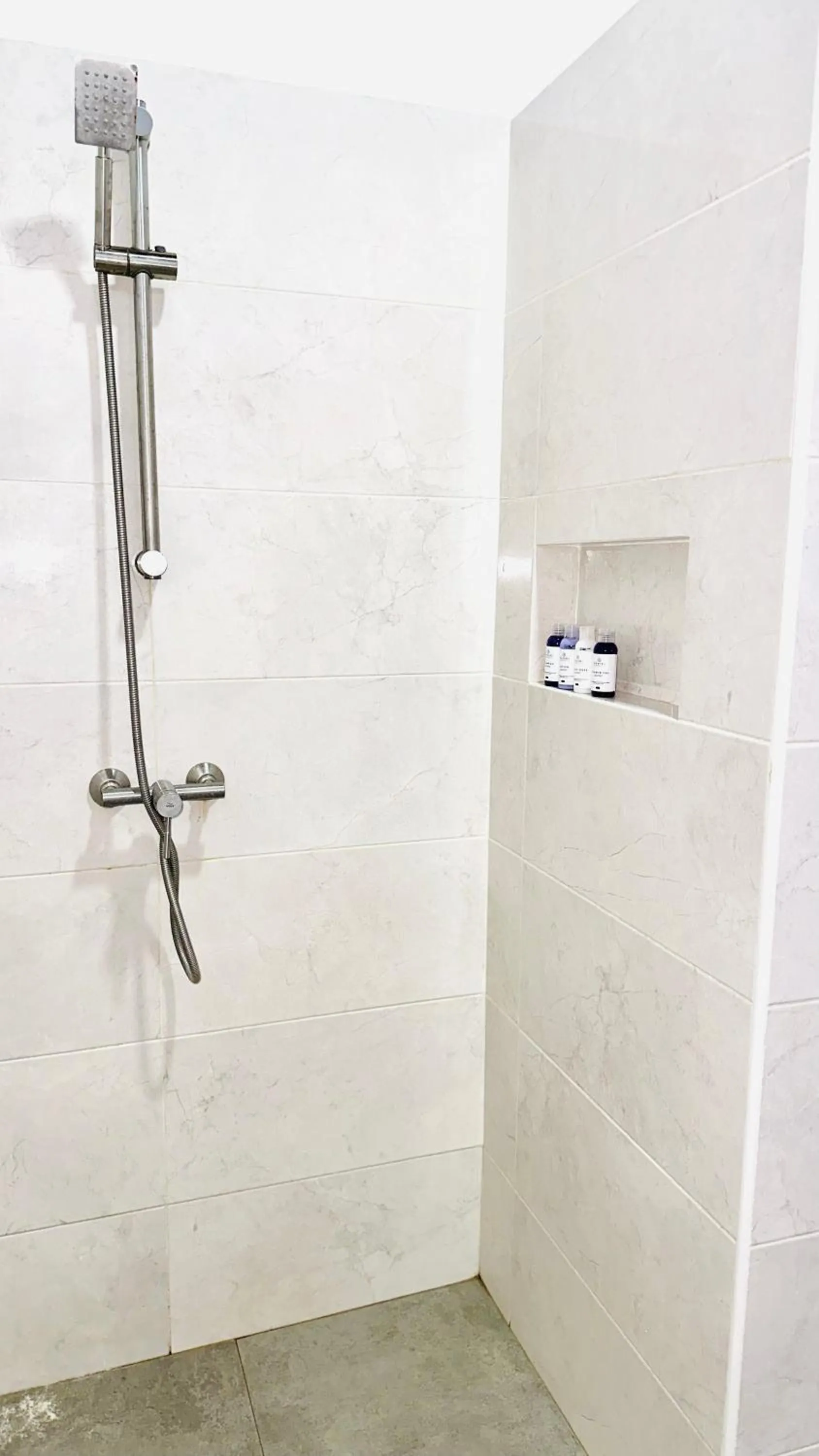 Shower in Masfalhi View Inn