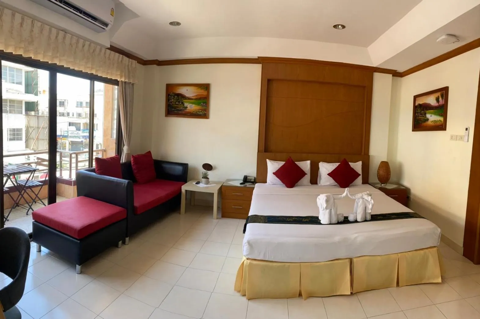 Bed in Seaview Sriracha Hotel