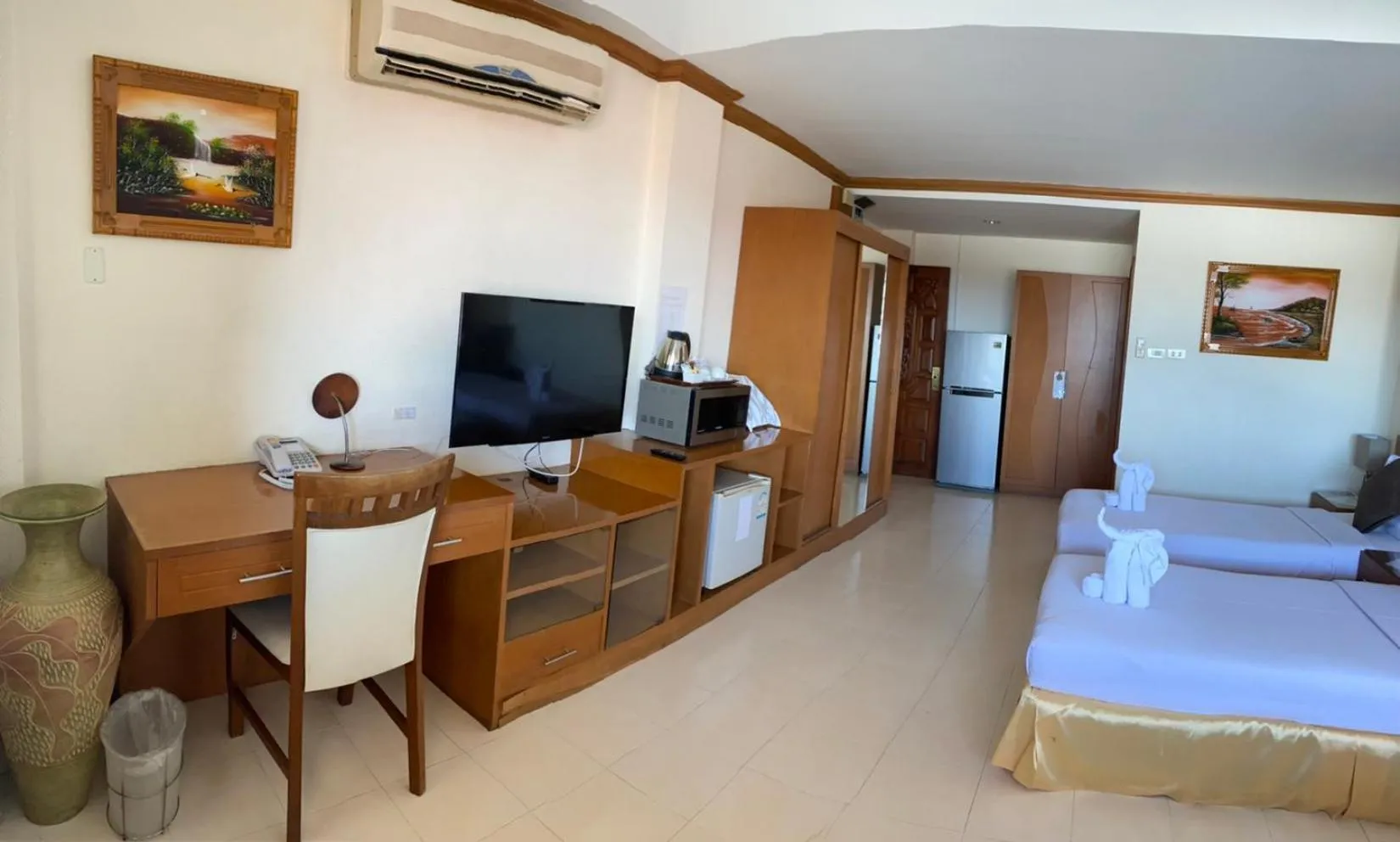 Bed in Seaview Sriracha Hotel