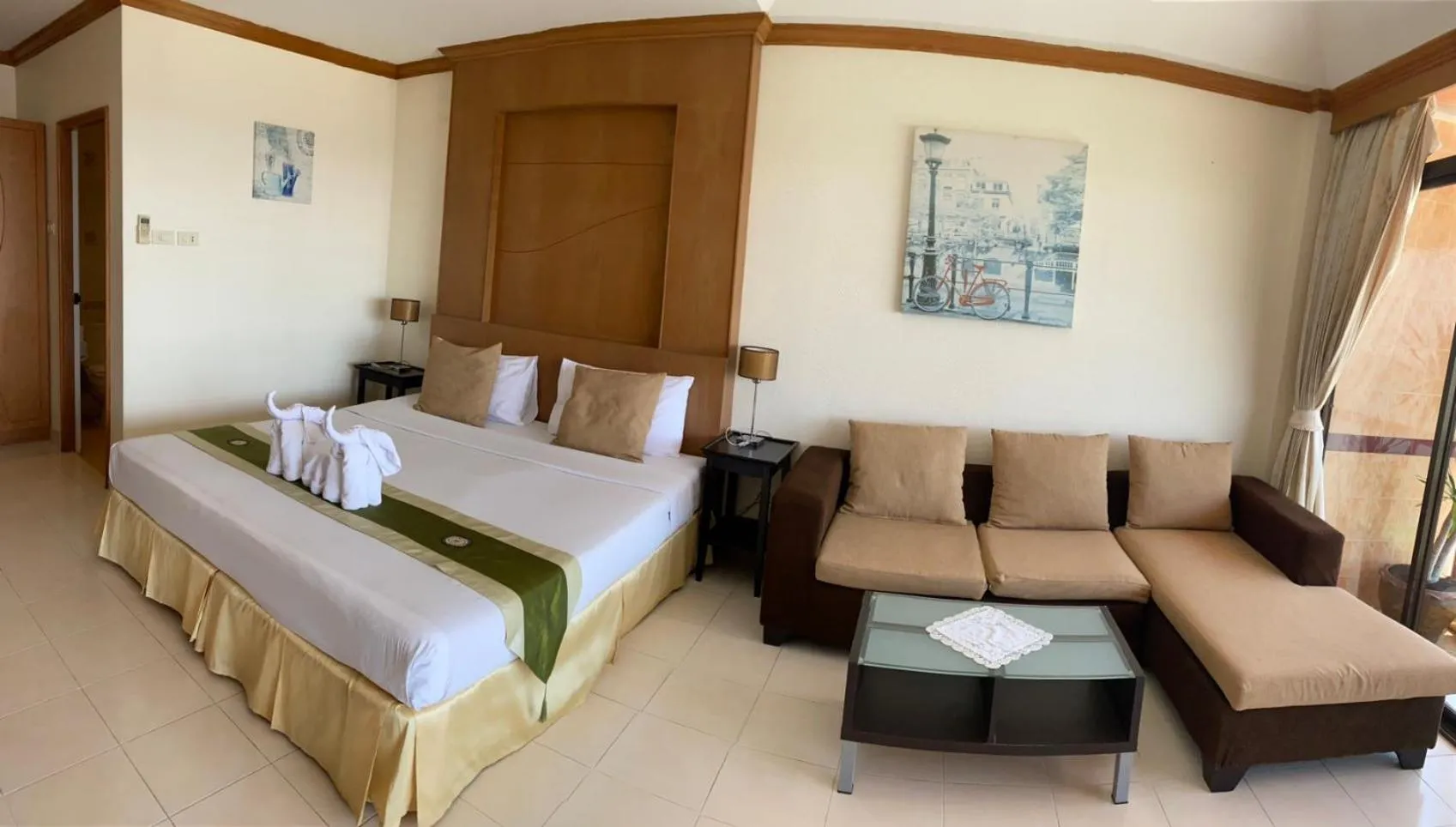 Bed in Seaview Sriracha Hotel