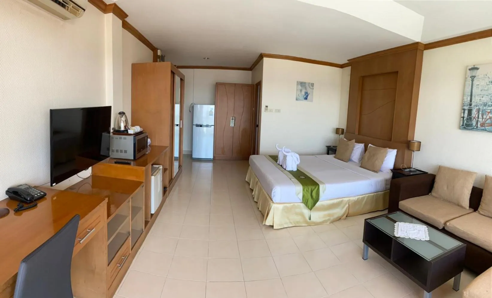 Bed in Seaview Sriracha Hotel