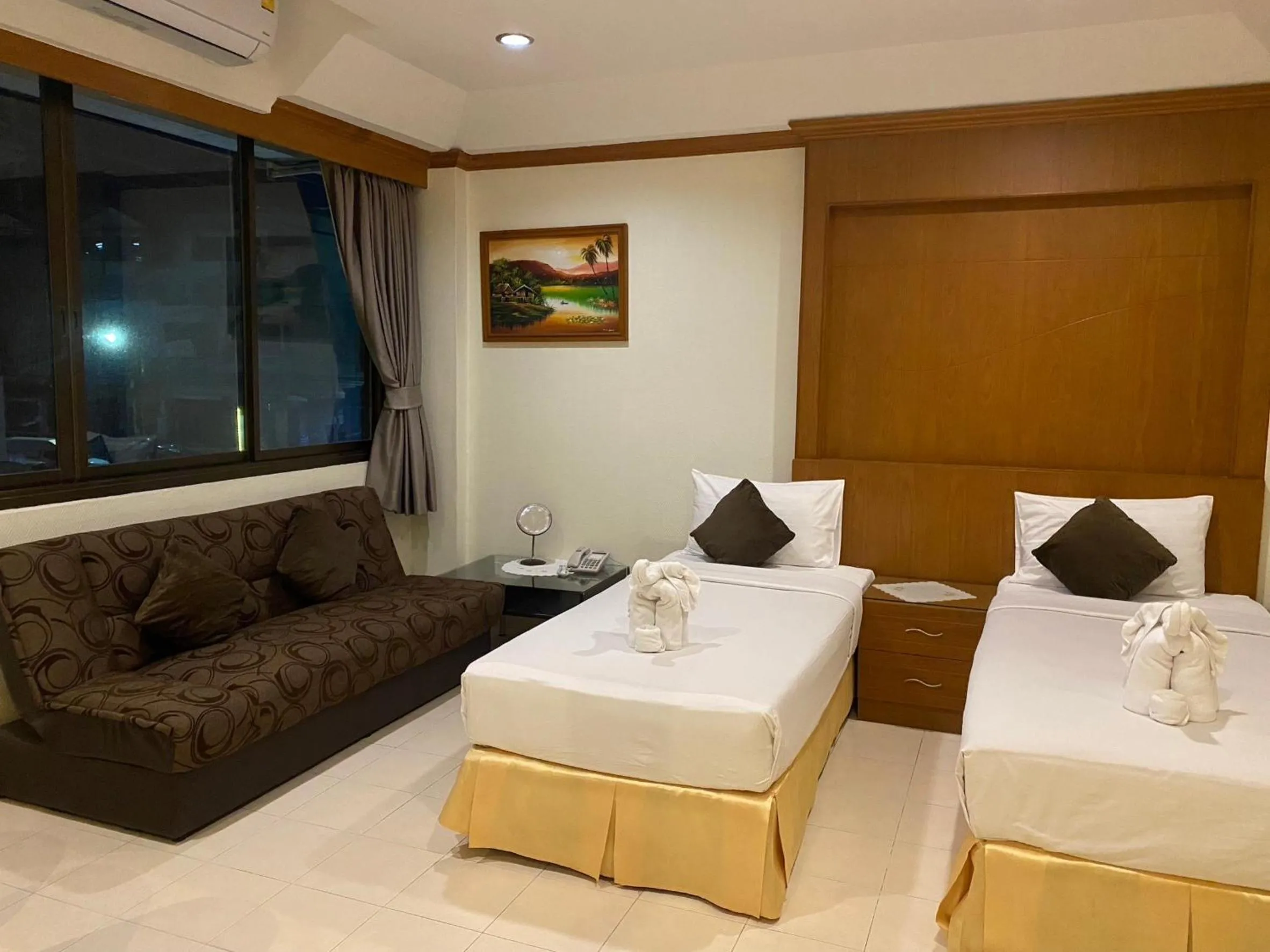 Photo of the whole room, Bed in Seaview Sriracha Hotel