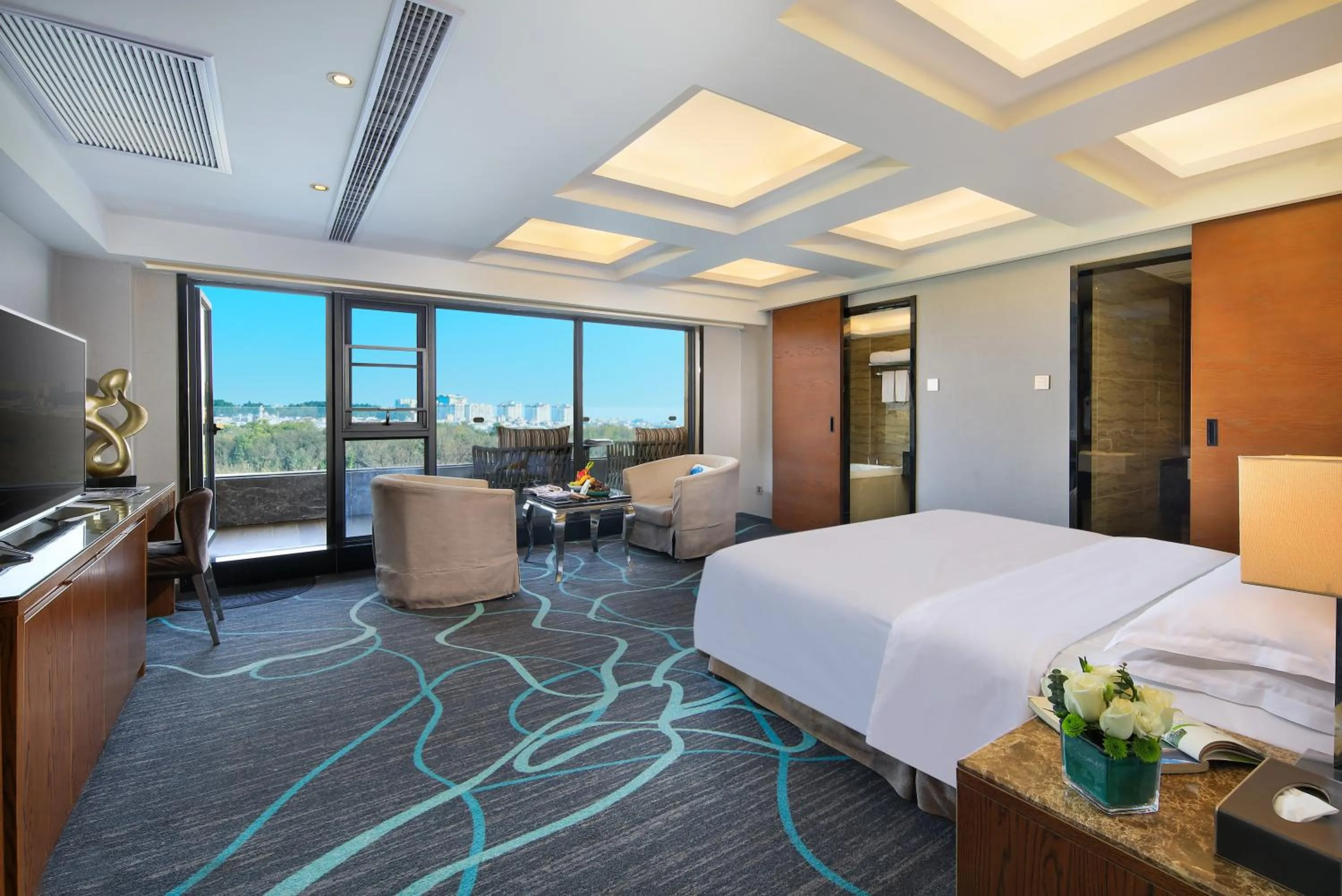 Balcony/Terrace, Bed in Venus Royal Hotel Guilin Elephant Trunk Hill & Sun and Moon Twin Towers Branch