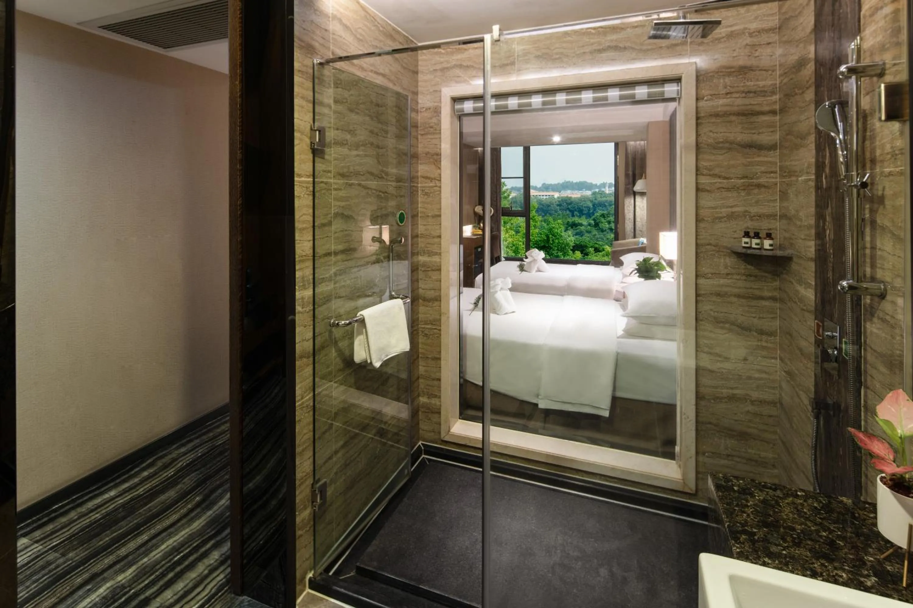 Bathroom, Bed in Venus Royal Hotel Guilin Elephant Trunk Hill & Sun and Moon Twin Towers Branch