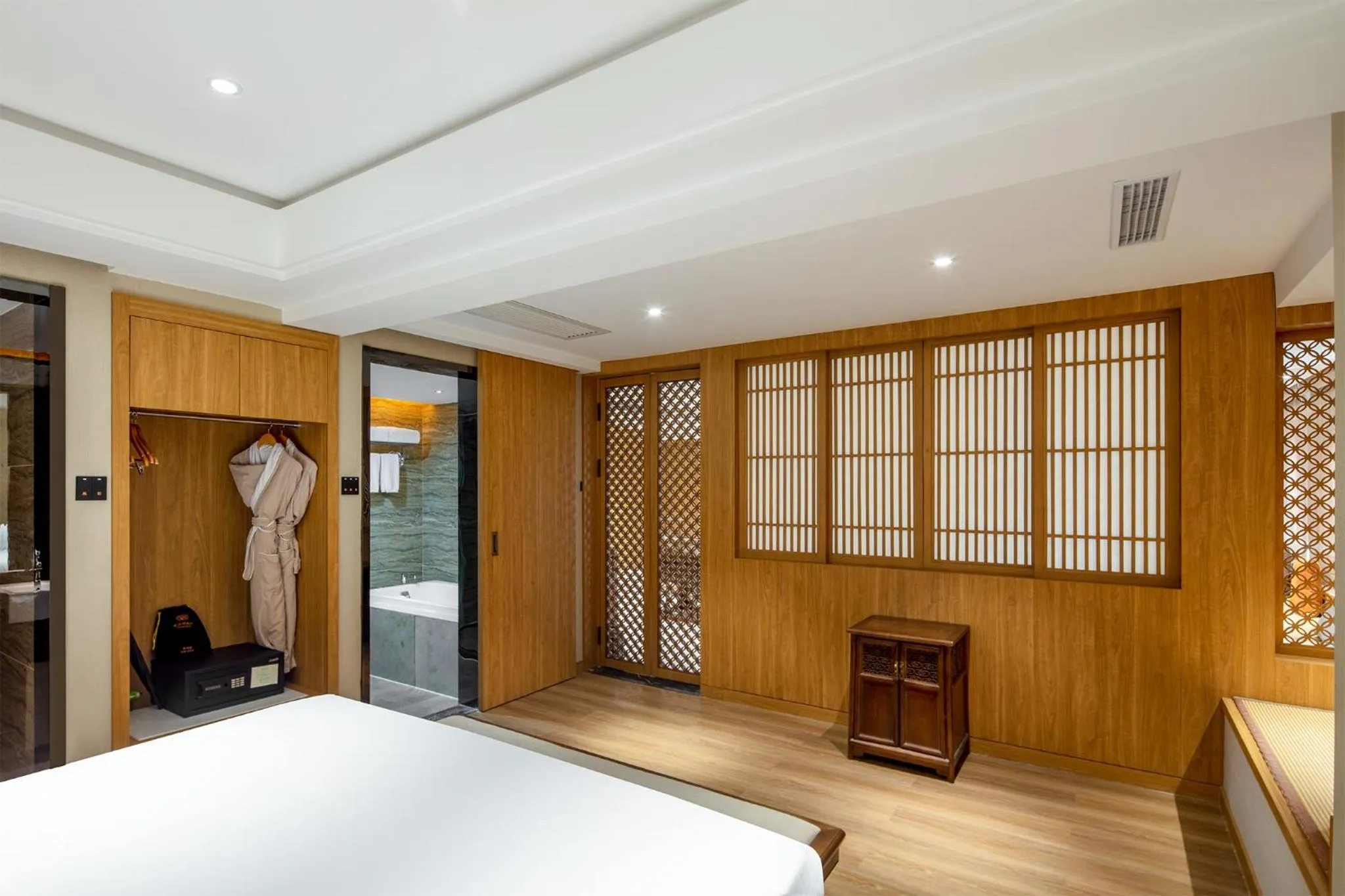 Bed in Venus Royal Hotel Guilin Elephant Trunk Hill & Sun and Moon Twin Towers Branch