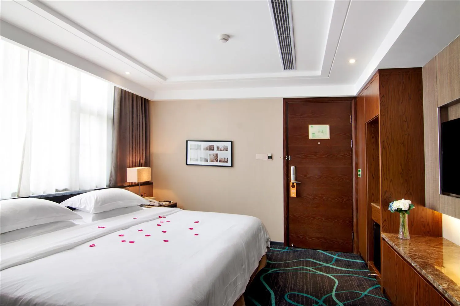 Photo of the whole room, Bed in Venus Royal Hotel Guilin Elephant Trunk Hill & Sun and Moon Twin Towers Branch