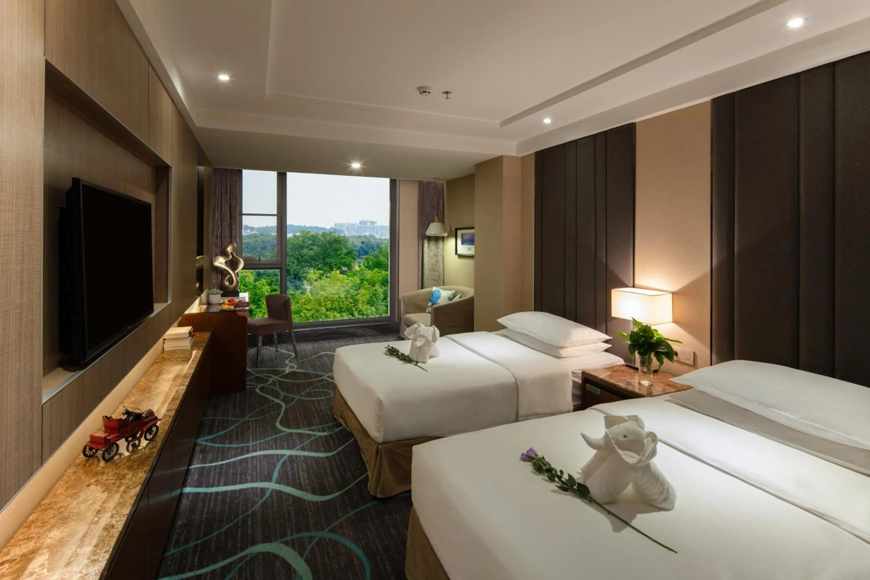 Photo of the whole room, Bed in Venus Royal Hotel Guilin Elephant Trunk Hill & Sun and Moon Twin Towers Branch