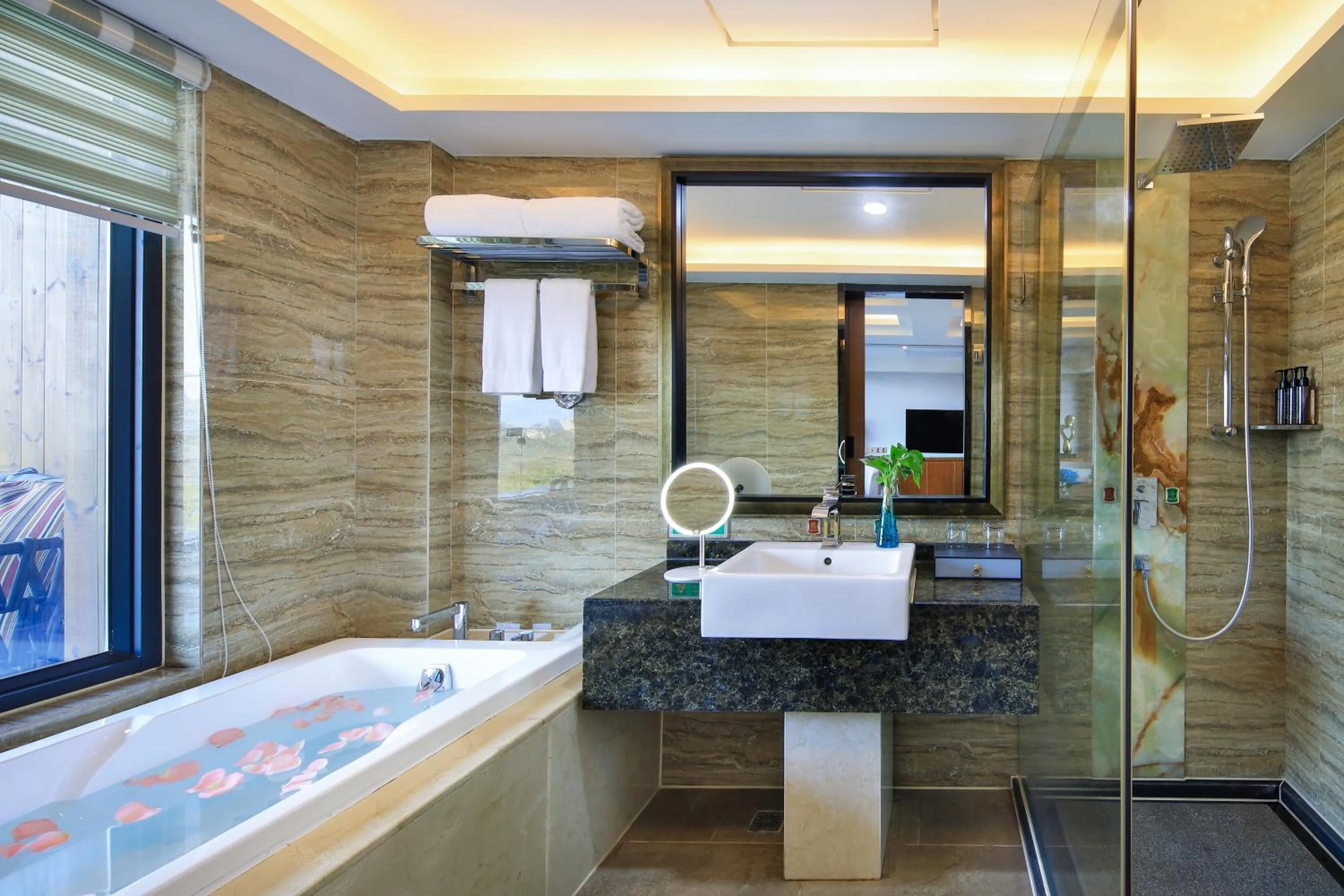 Hot Tub in Venus Royal Hotel Guilin Elephant Trunk Hill & Sun and Moon Twin Towers Branch