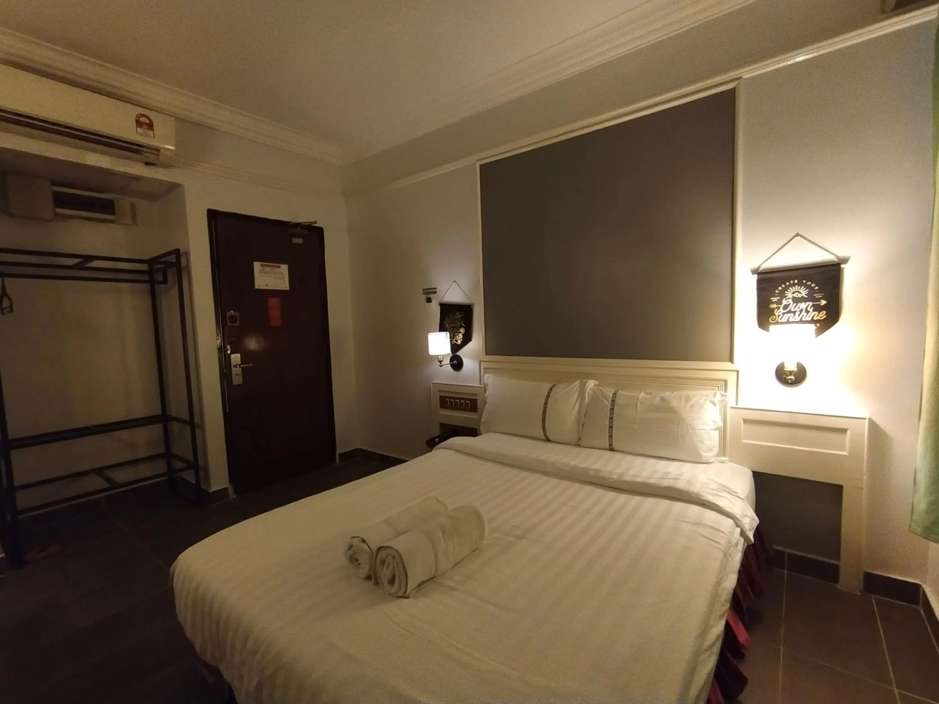 Property building, Bed in Hotel Deleeton