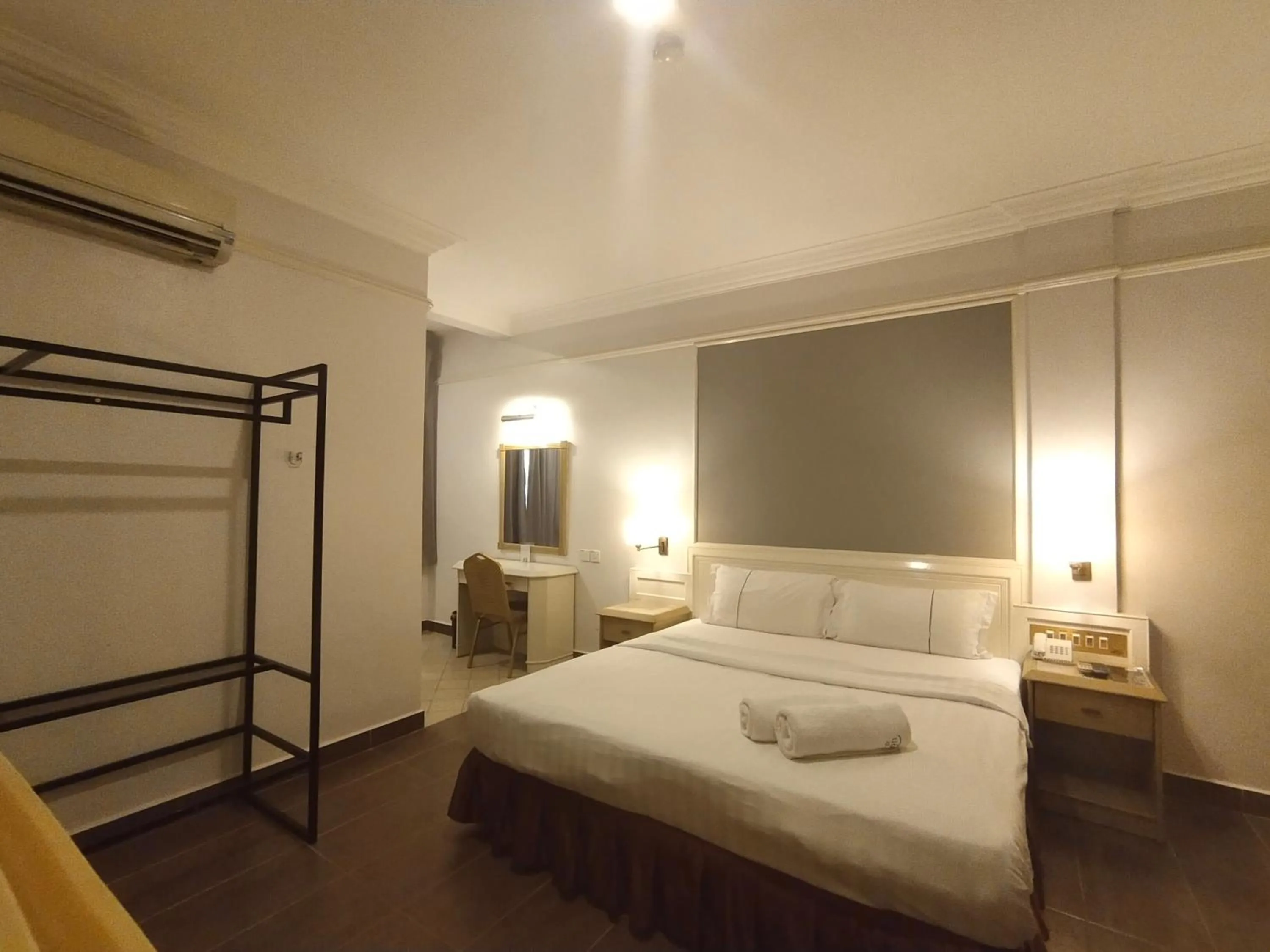 Property building, Bed in Hotel Deleeton